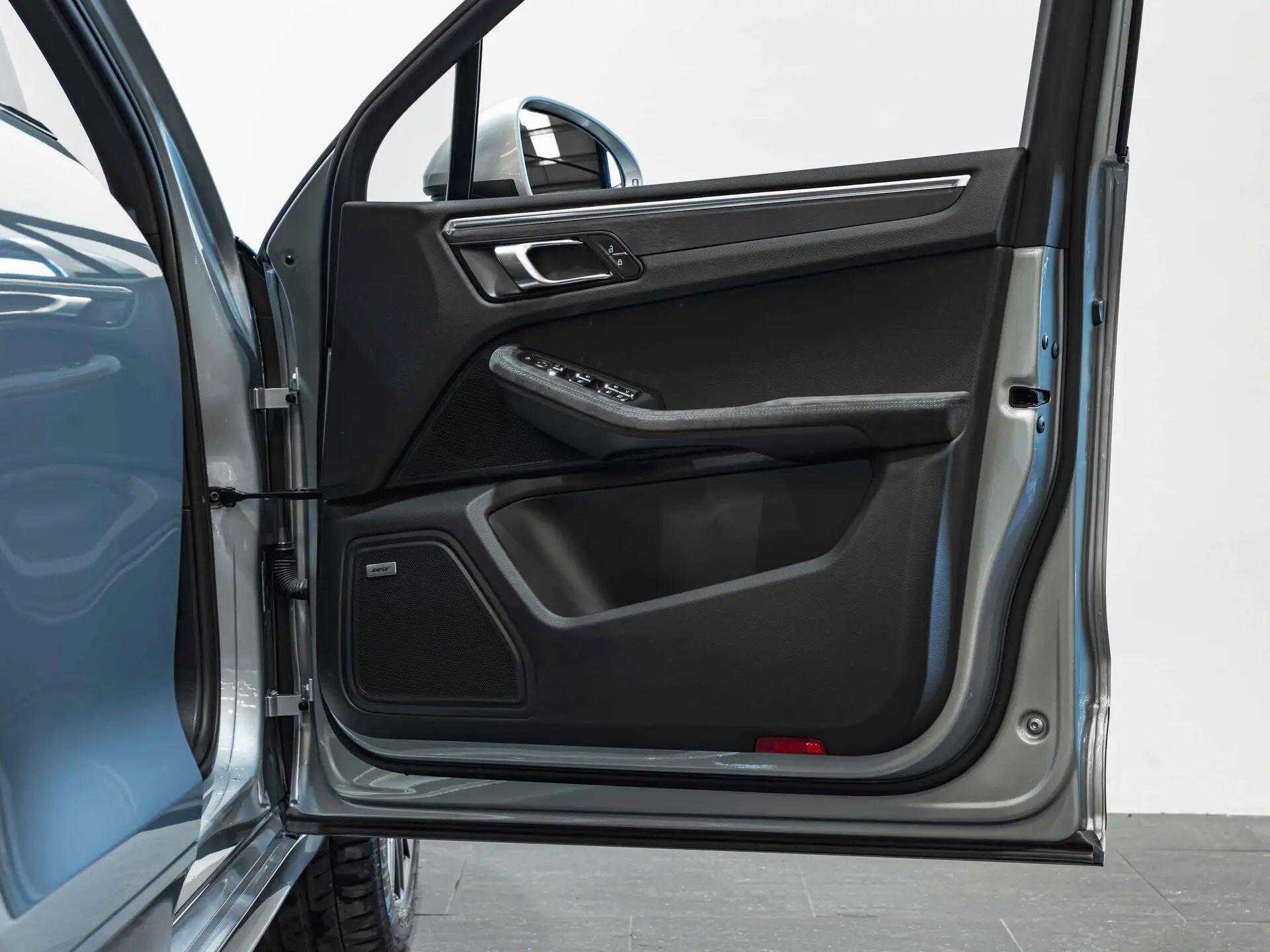 Porsche Macan view 23