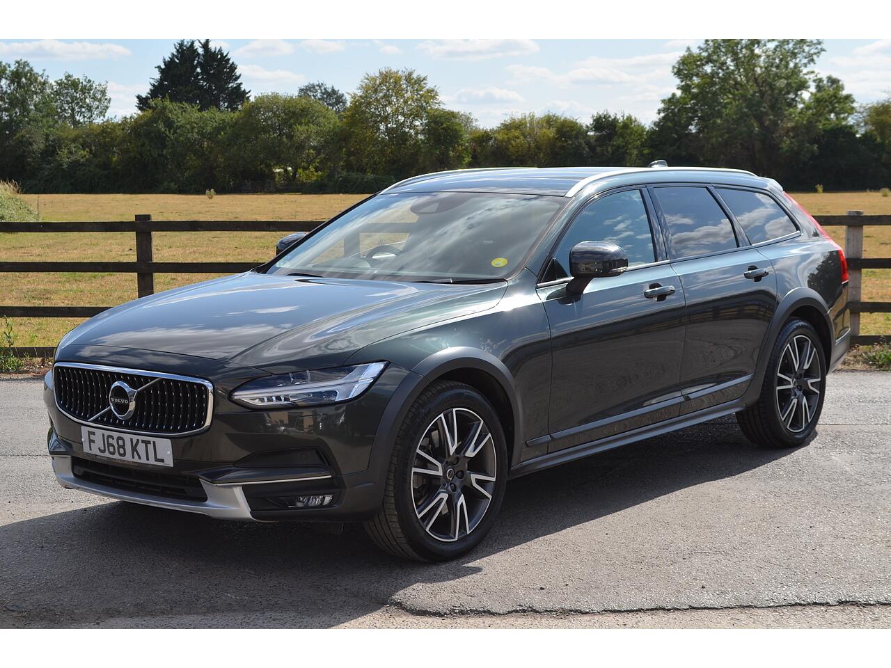 Volvo V90 Cross Country view 5