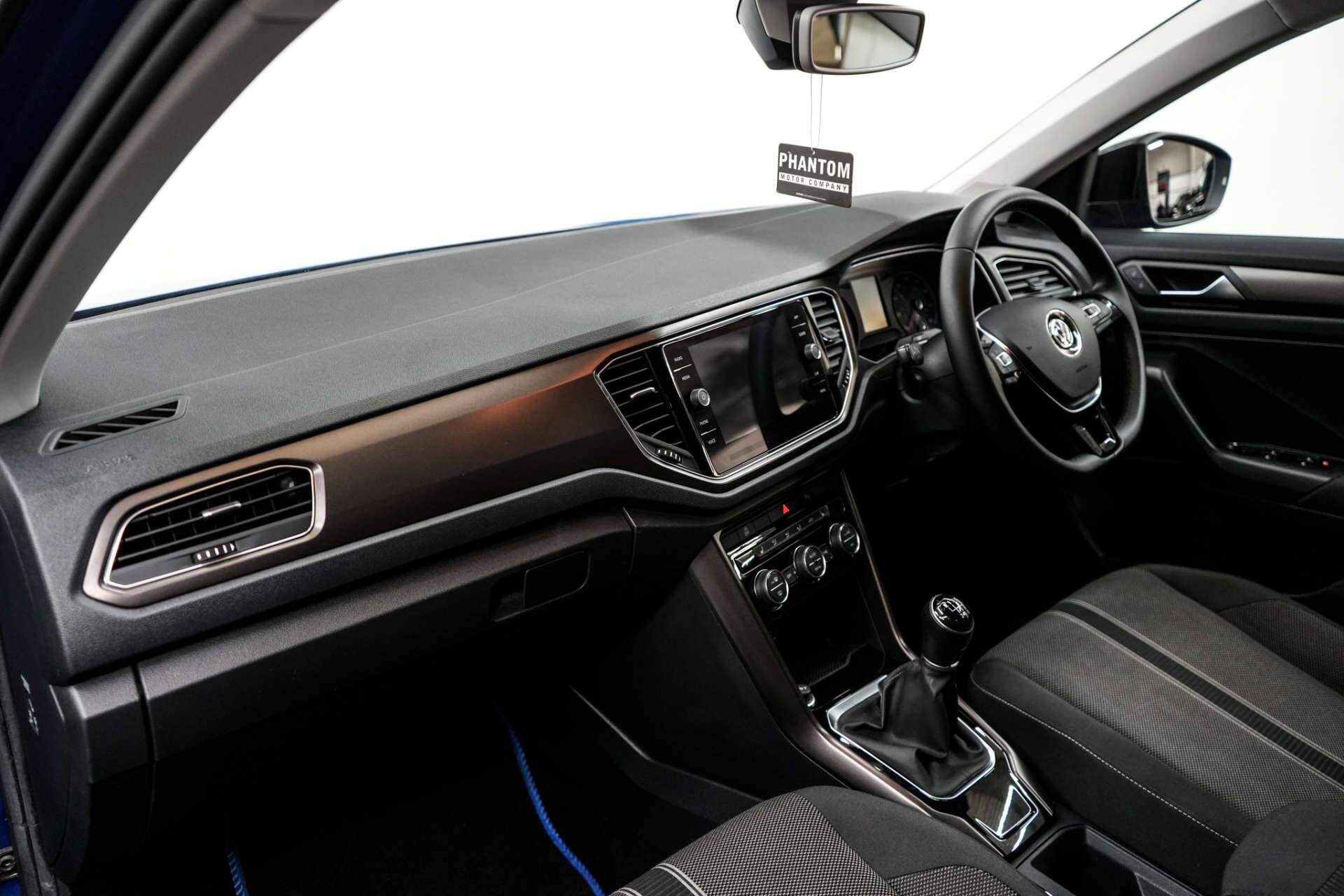 Volkswagen T-Roc view 14