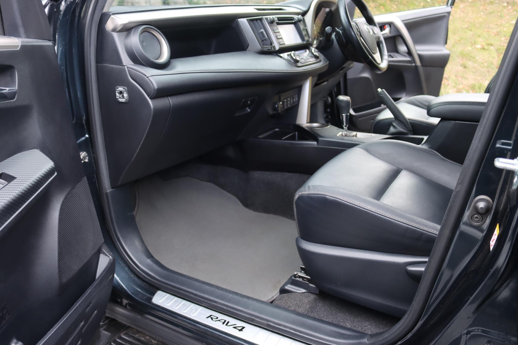 Toyota Rav4 view 3