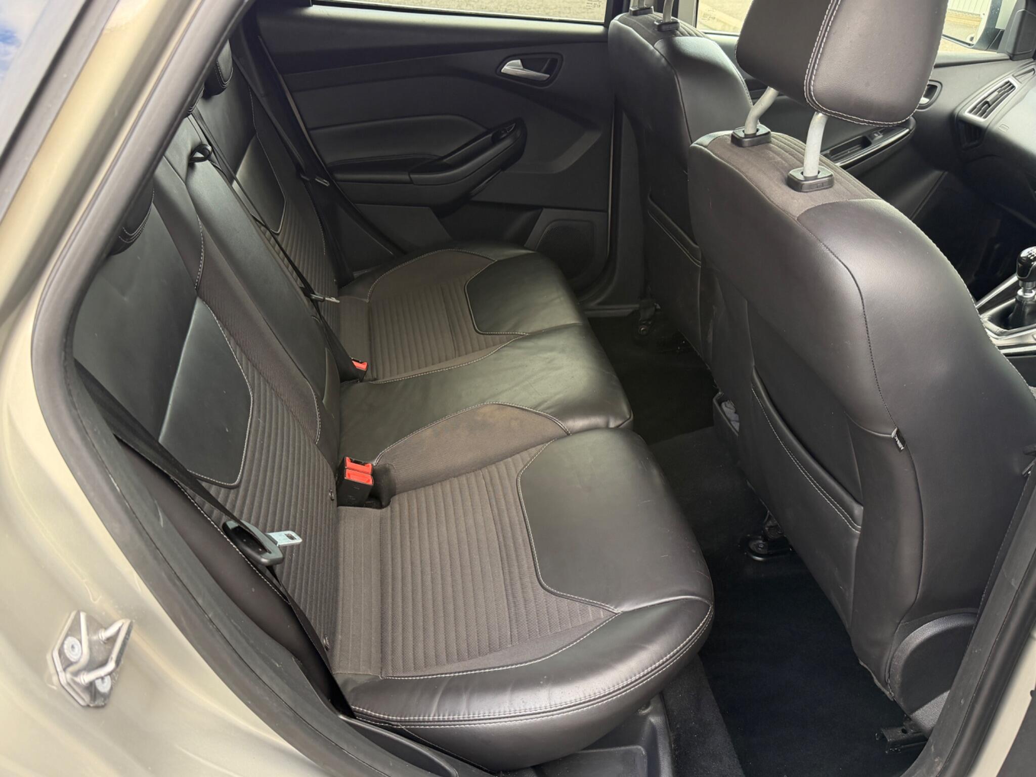 Ford Focus view 11