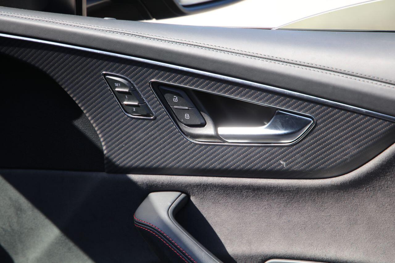 Audi RS Q8 view 32