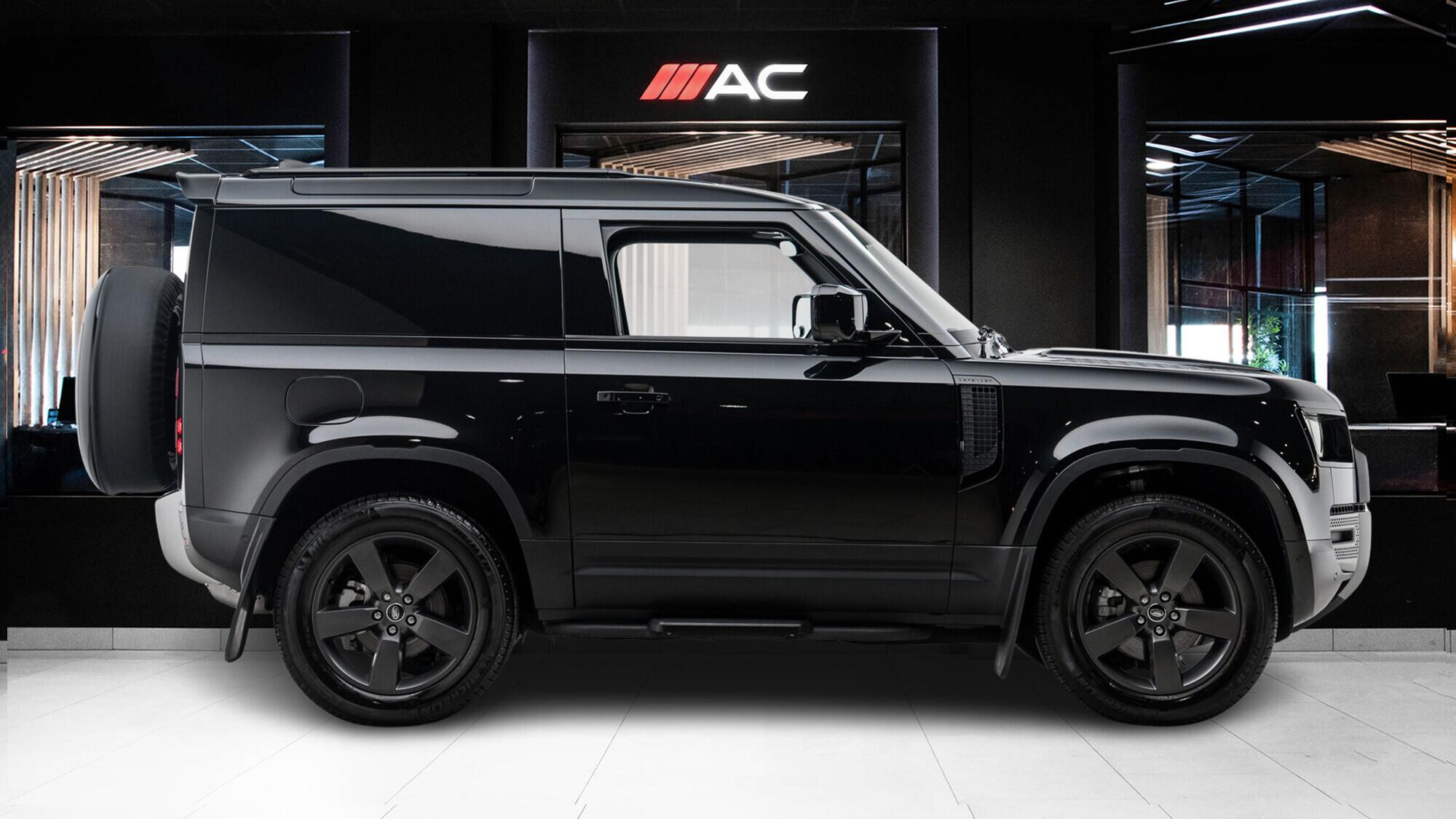 Land Rover Defender 90 view 3