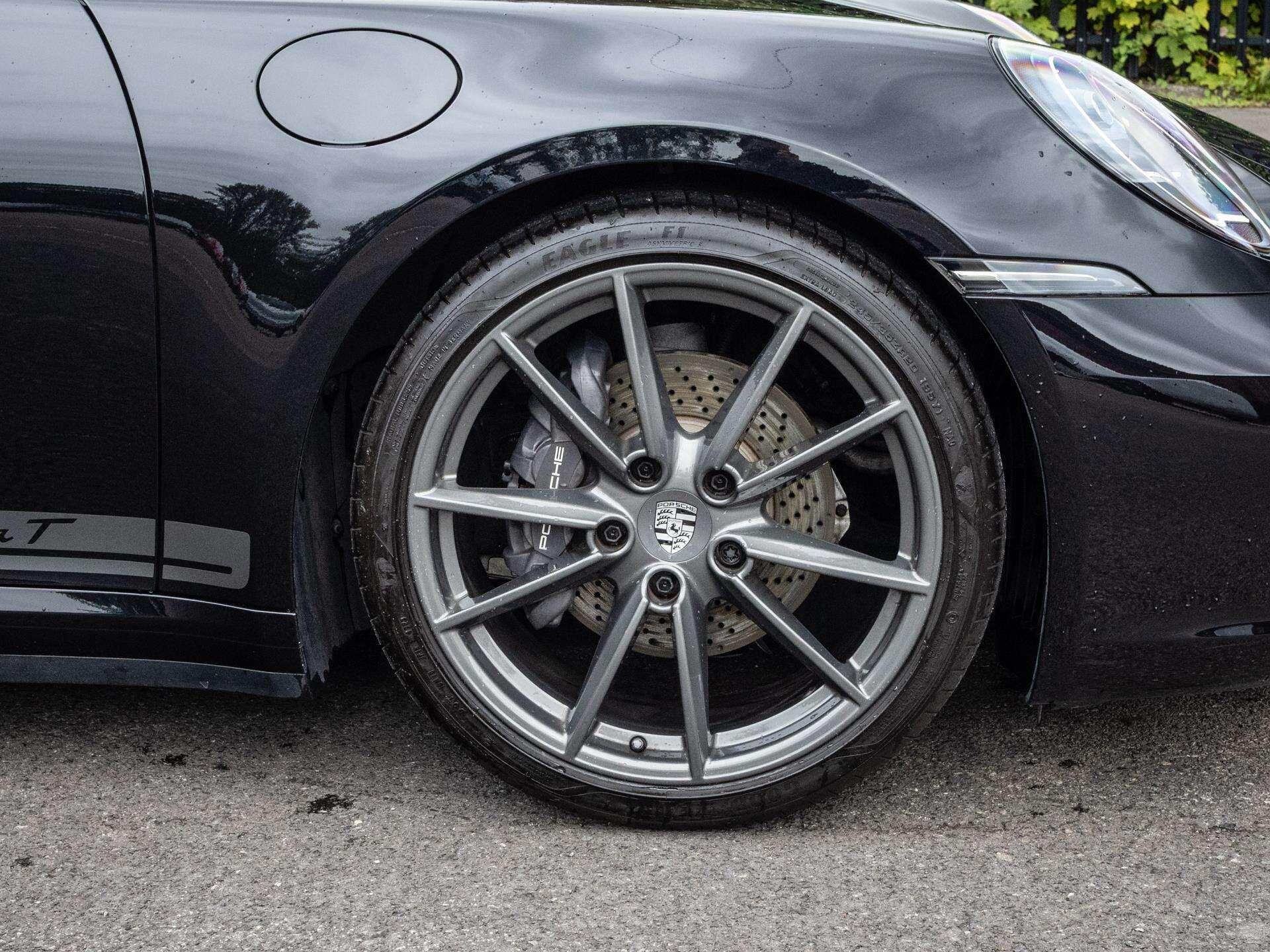 Porsche 911 view 6