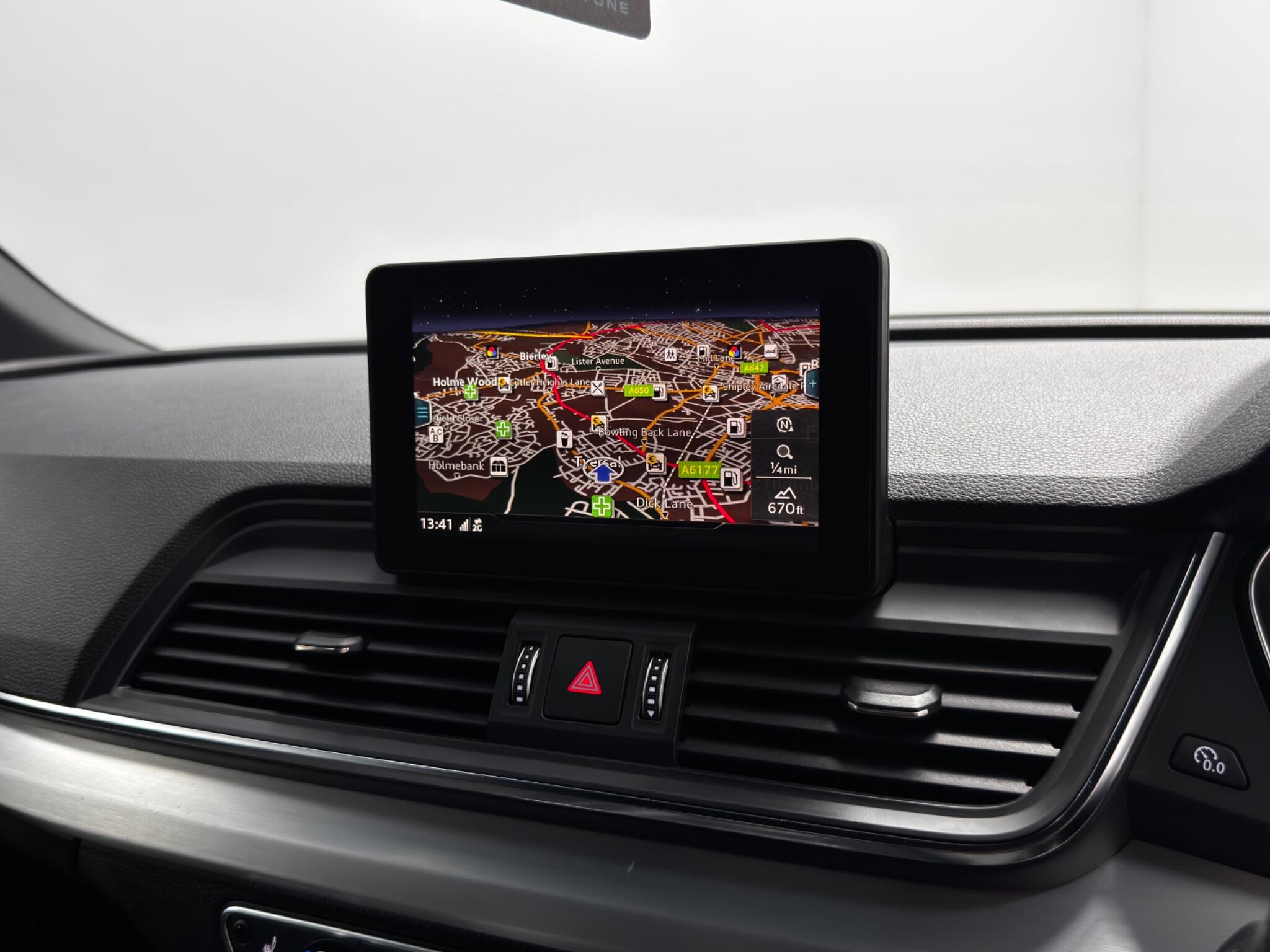 Audi Q5 view 10