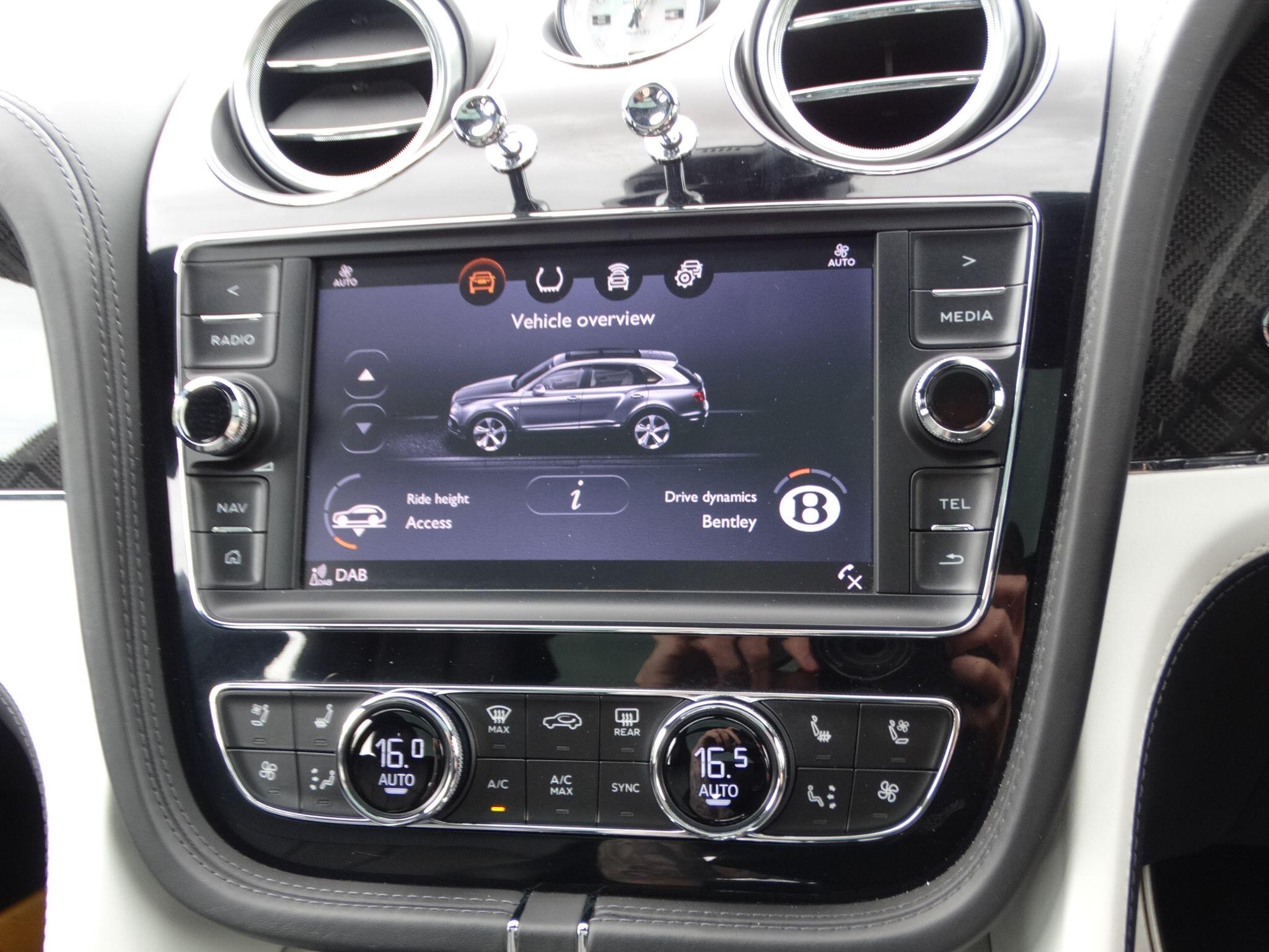 Bentley Bentayga view 40