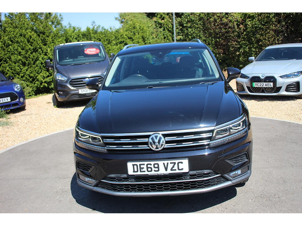 Volkswagen Tiguan view 3