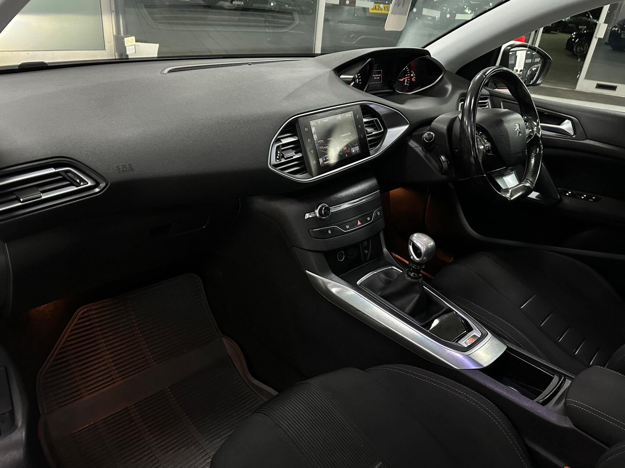 Peugeot 308 view 34
