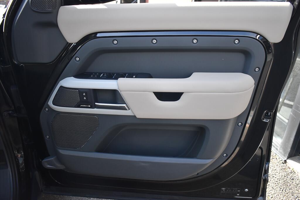 Land Rover Defender view 35