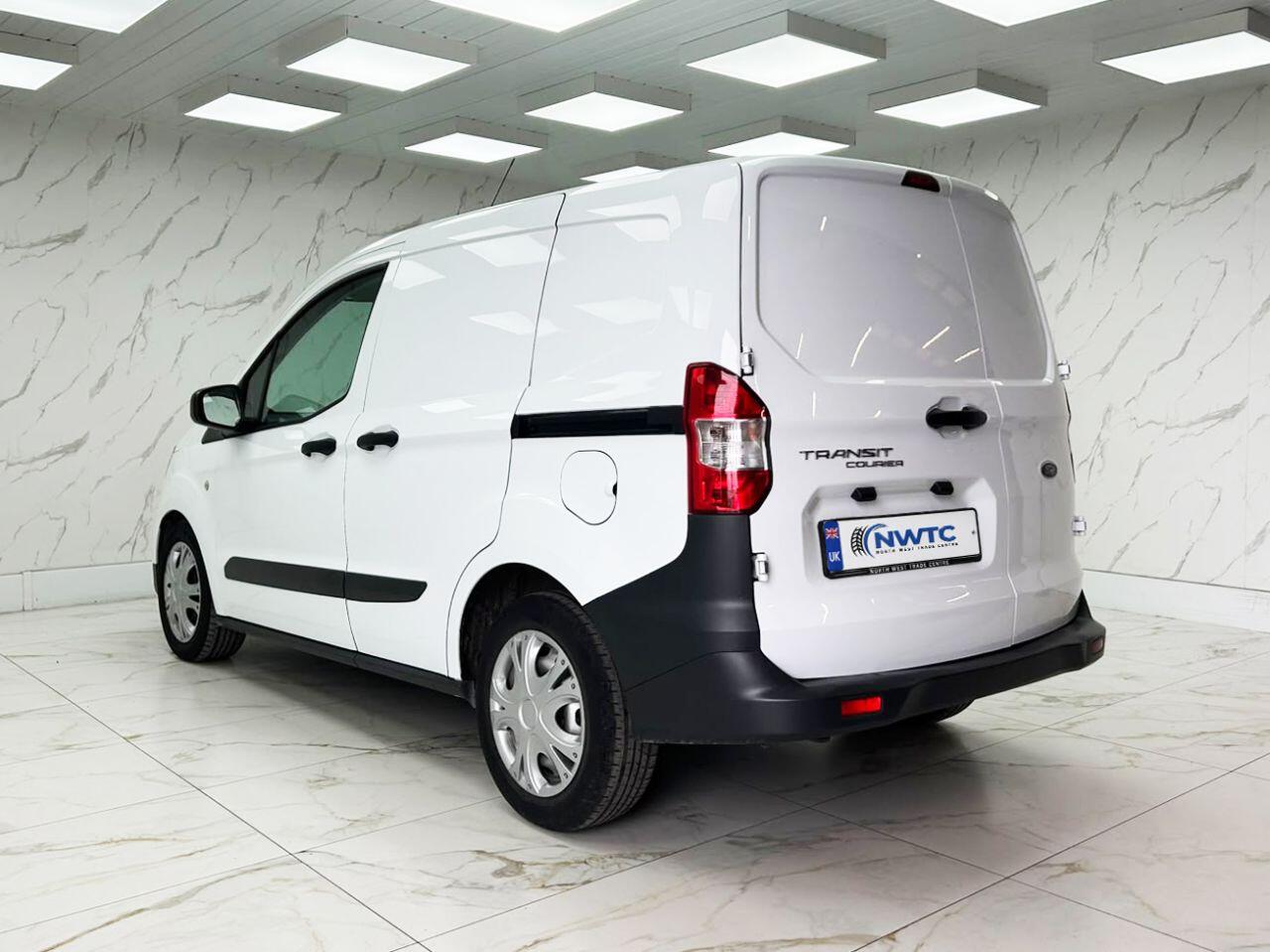 Ford Transit Courier view 9