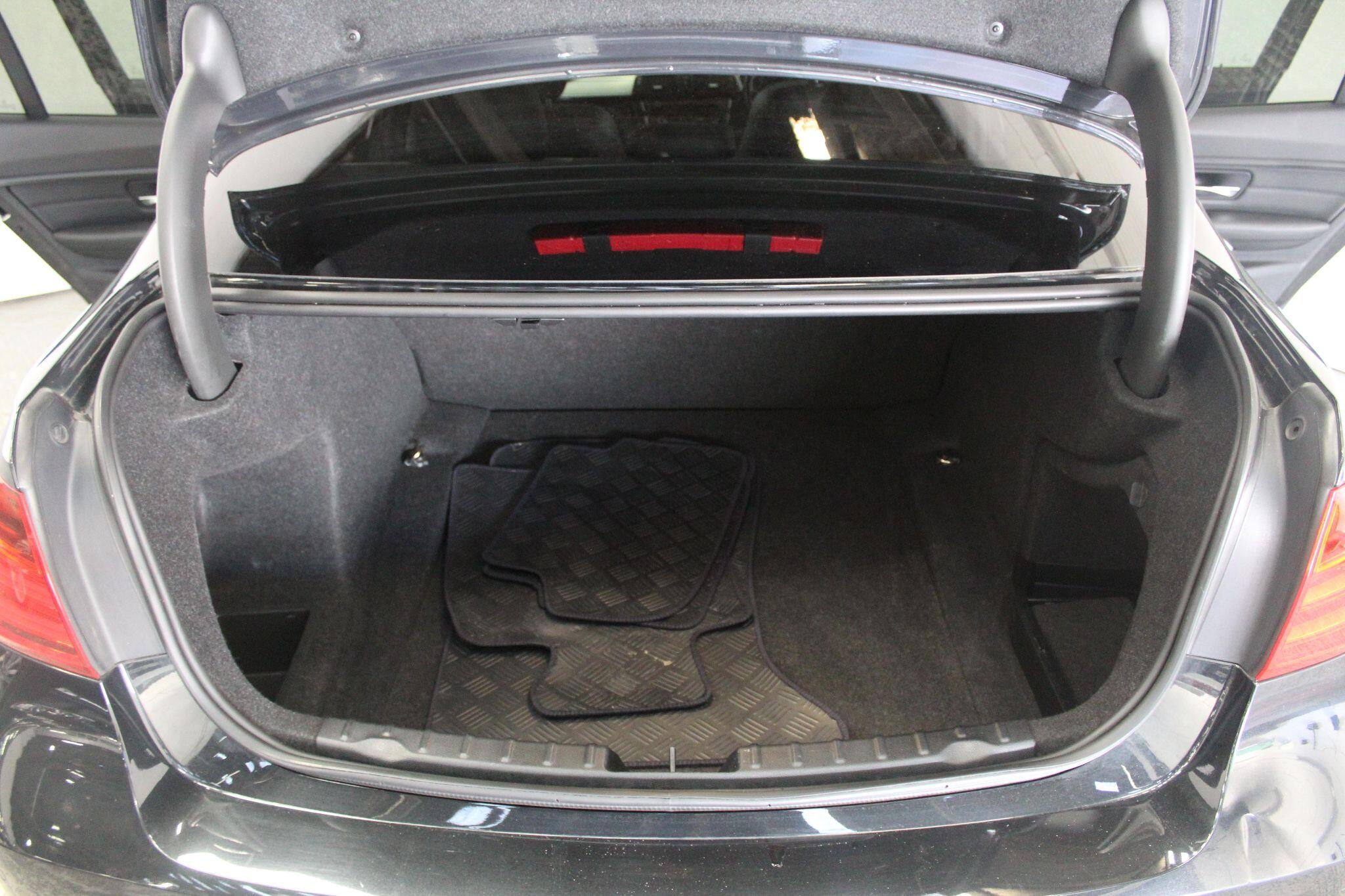 BMW 3 Series view 23