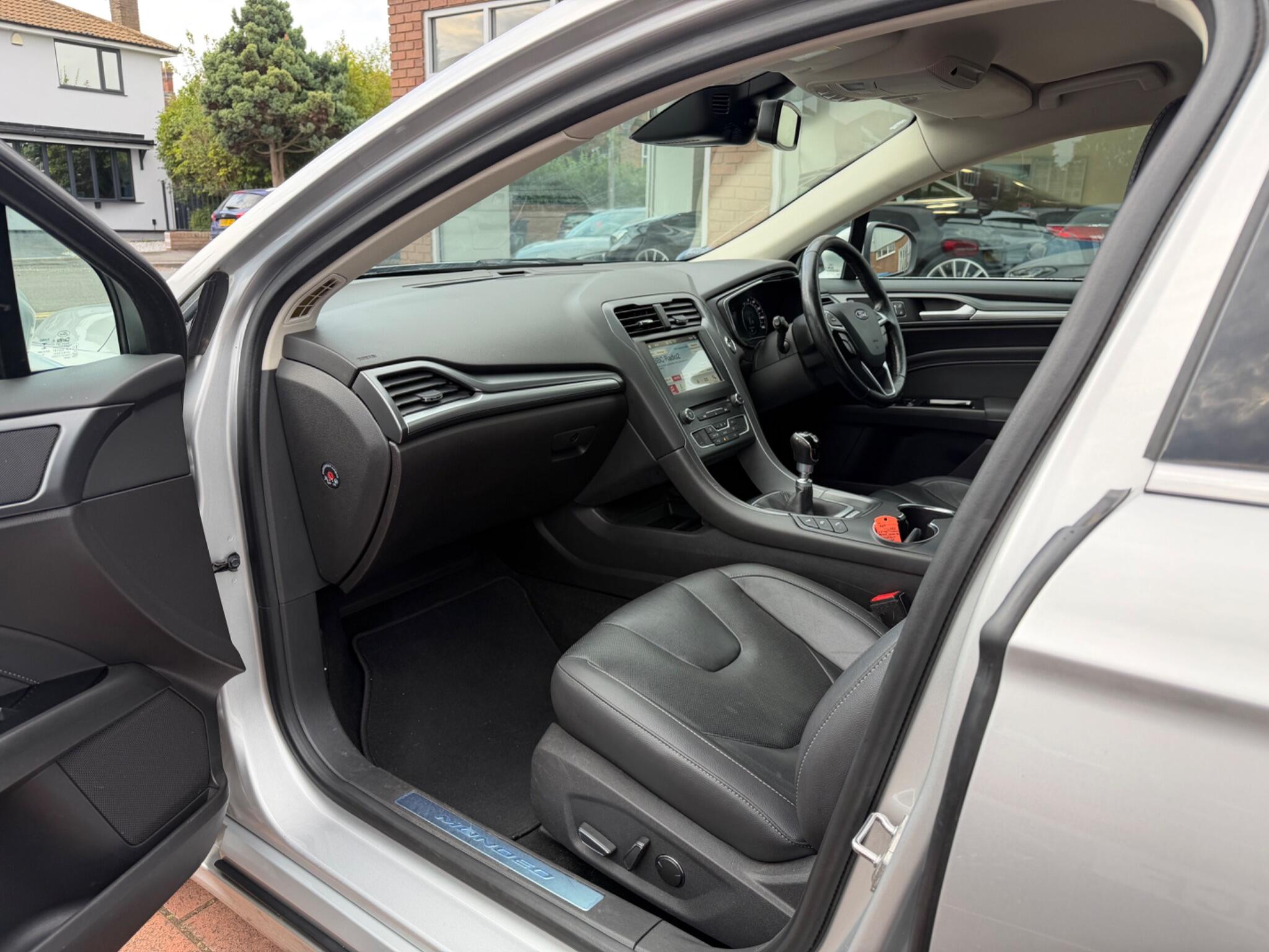 Ford Mondeo view 38