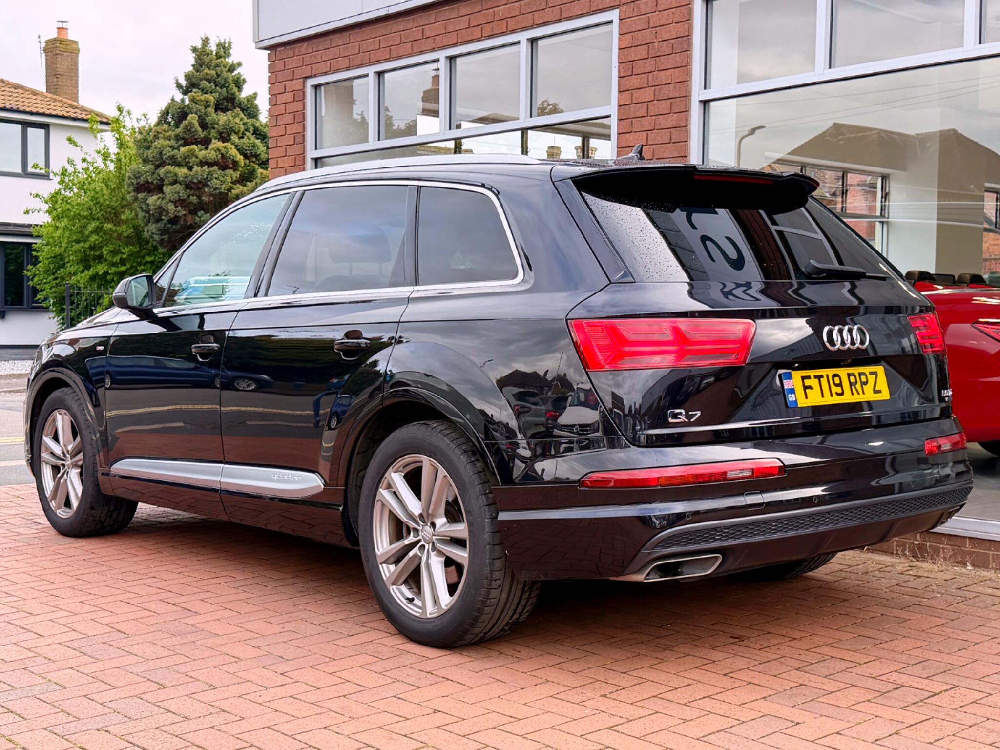 Audi Q7 view 5