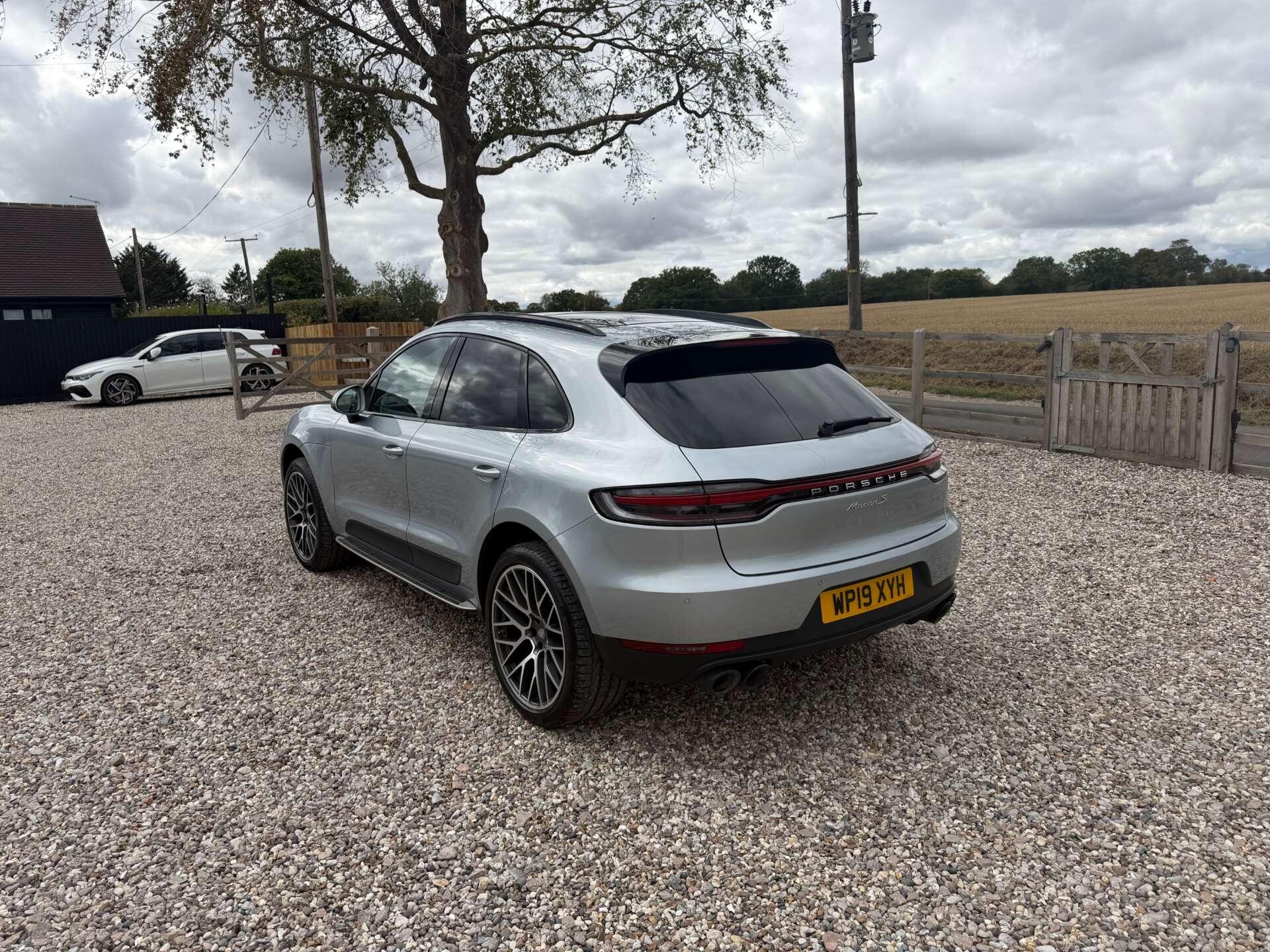 Porsche Macan view 3
