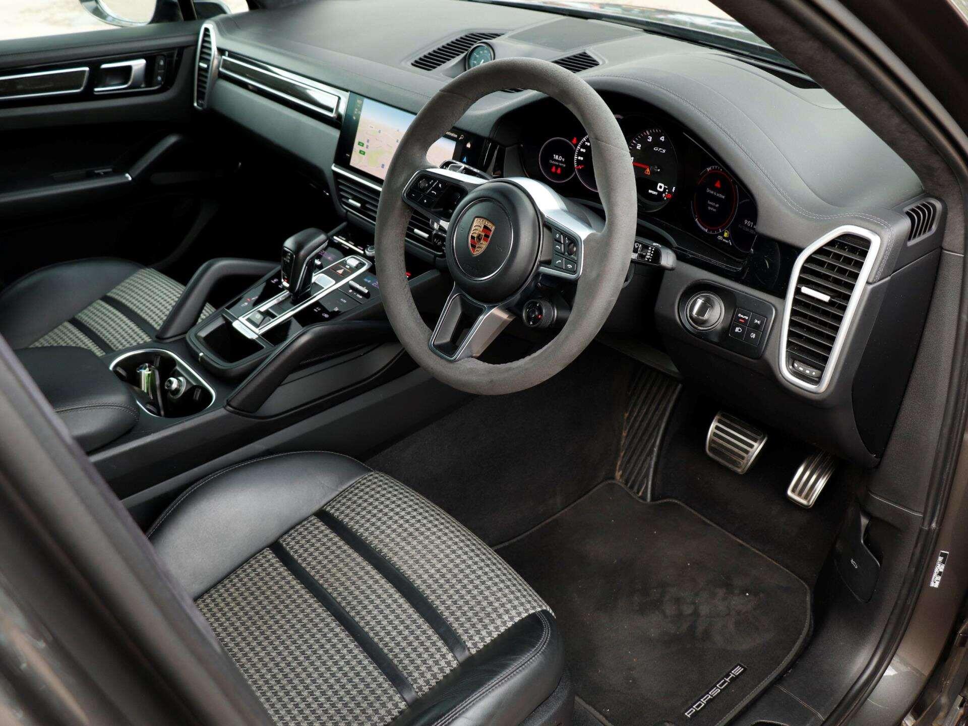 Porsche Cayenne view 10