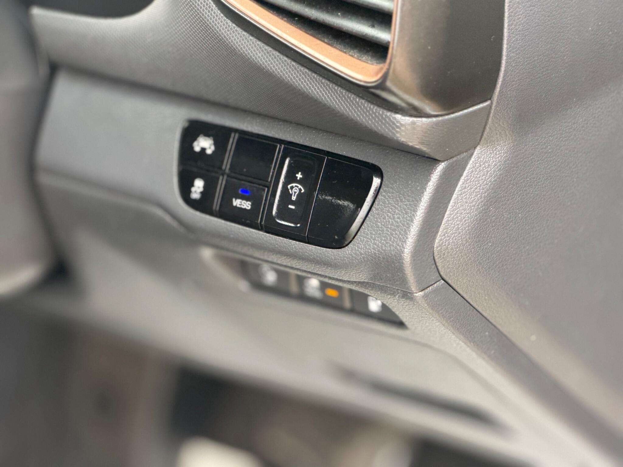 2018 Hyundai IONIQ 28kWh Premium Auto 5dr image 33