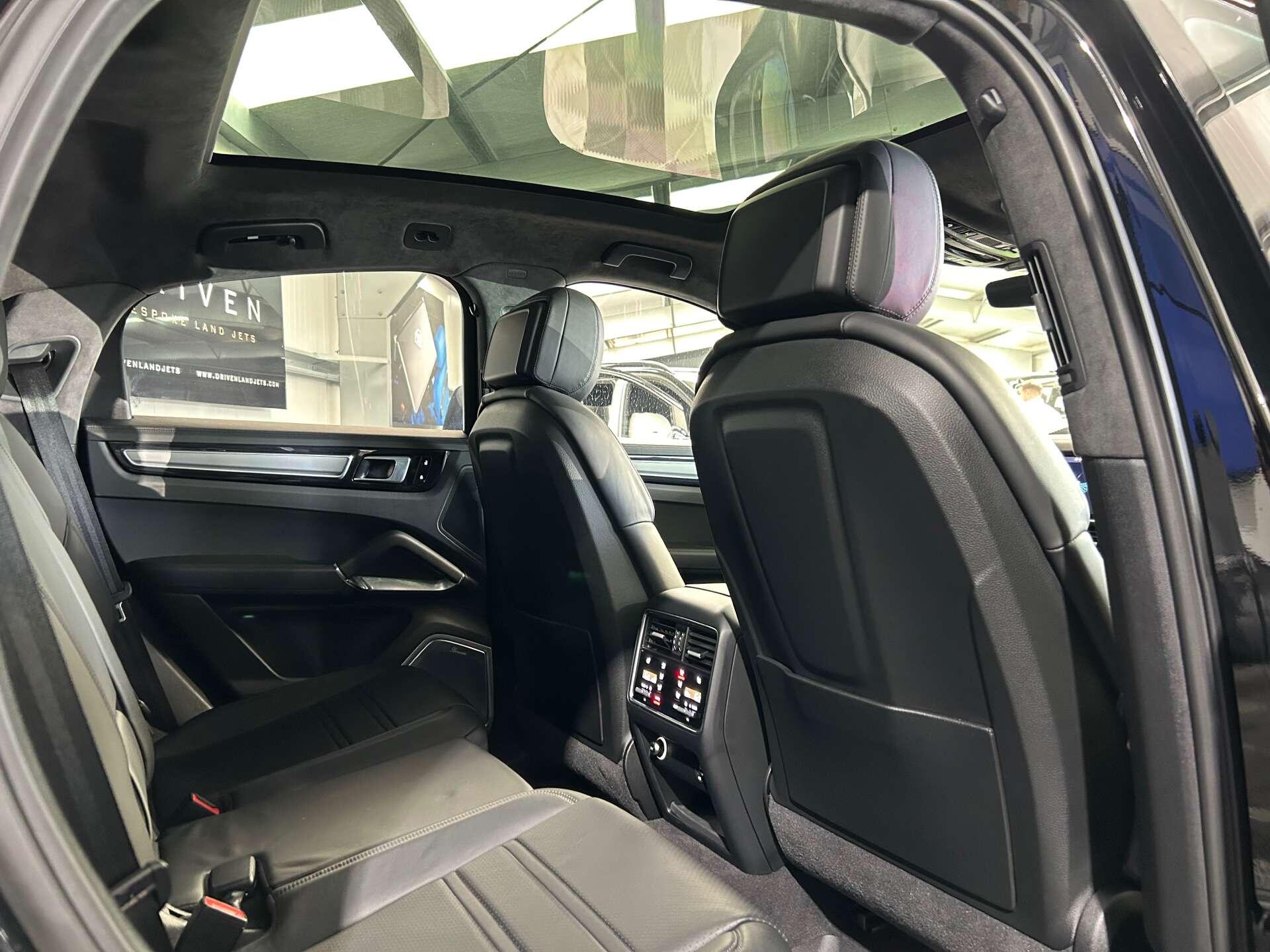 Porsche Cayenne view 30