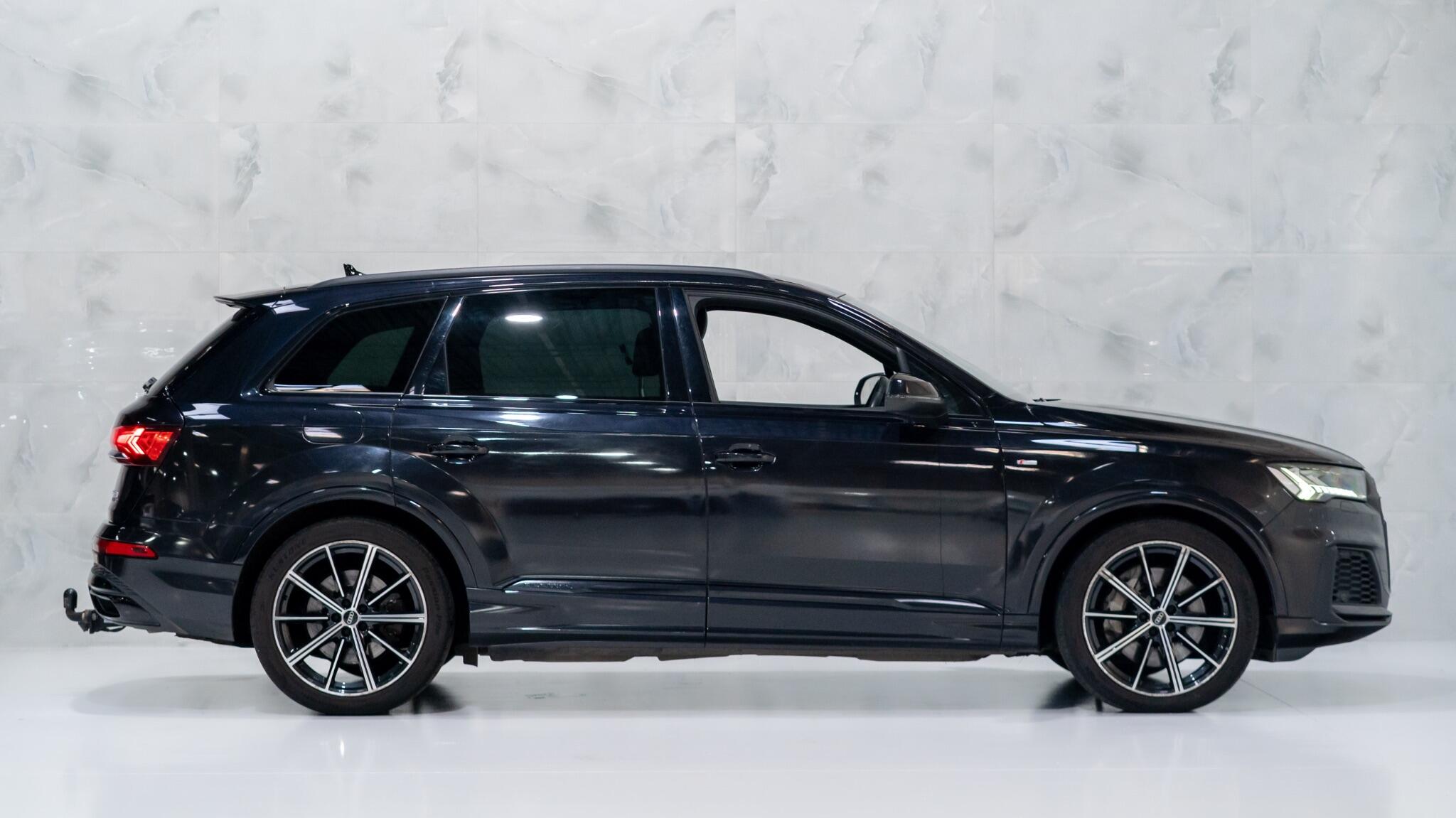 Audi Q7 view 7