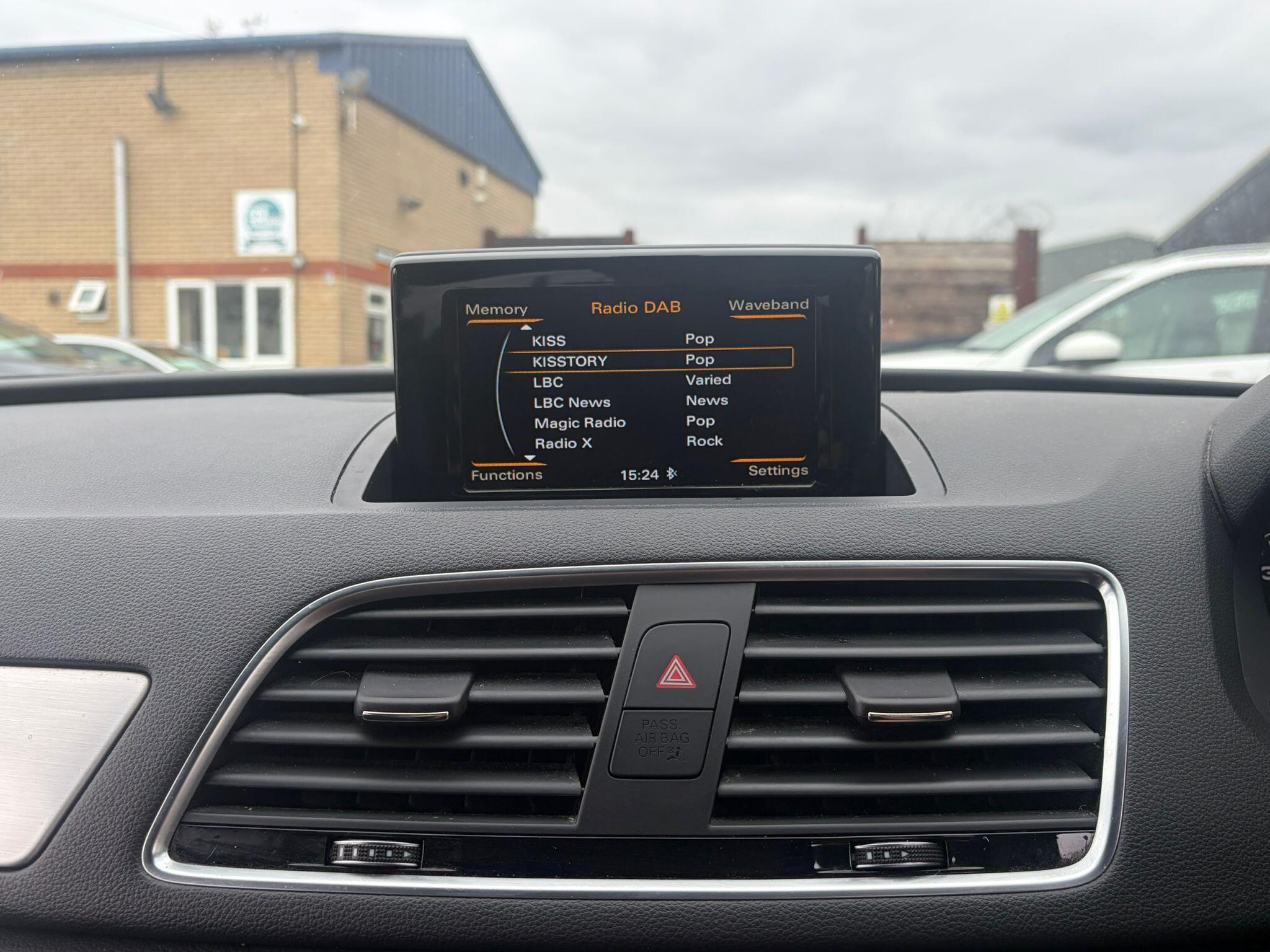 Audi Q3 view 23