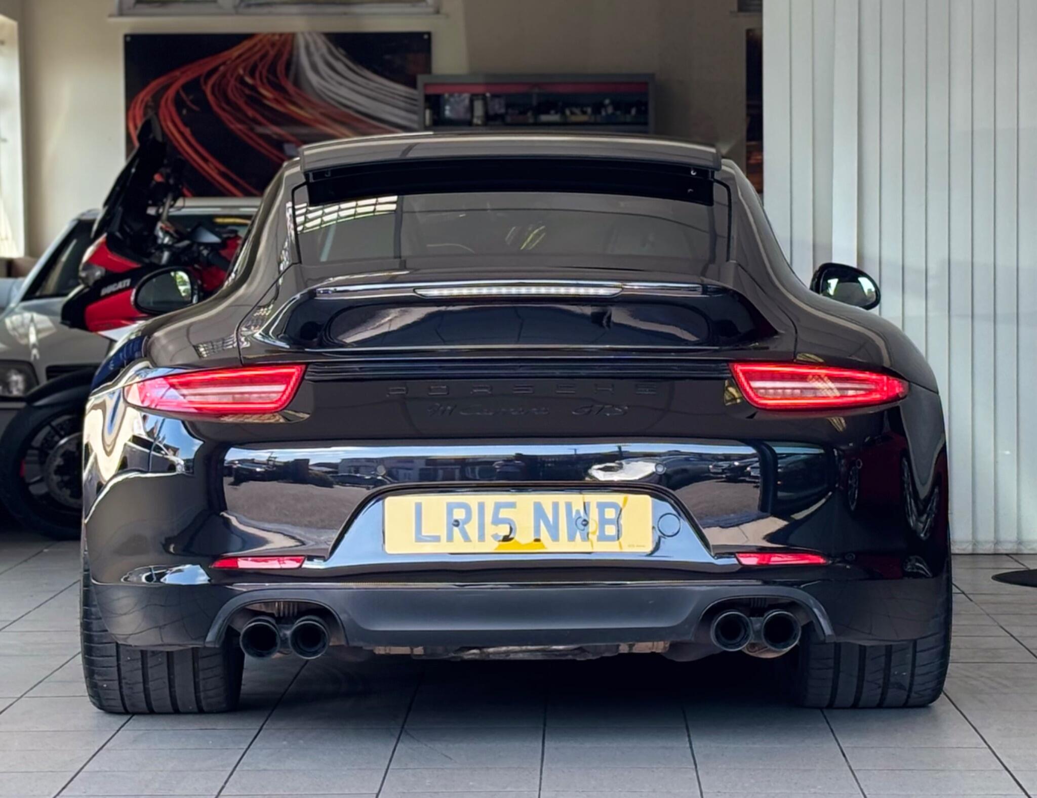 Porsche 911 view 7