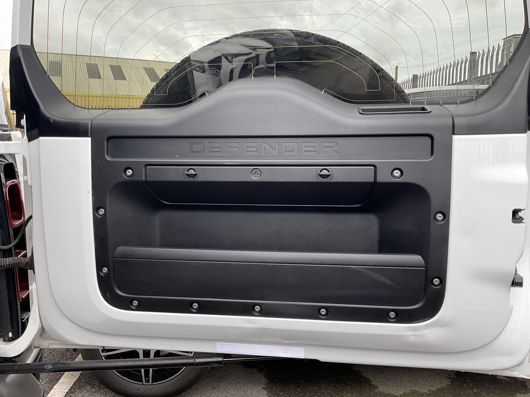 Land Rover Defender 110 view 21