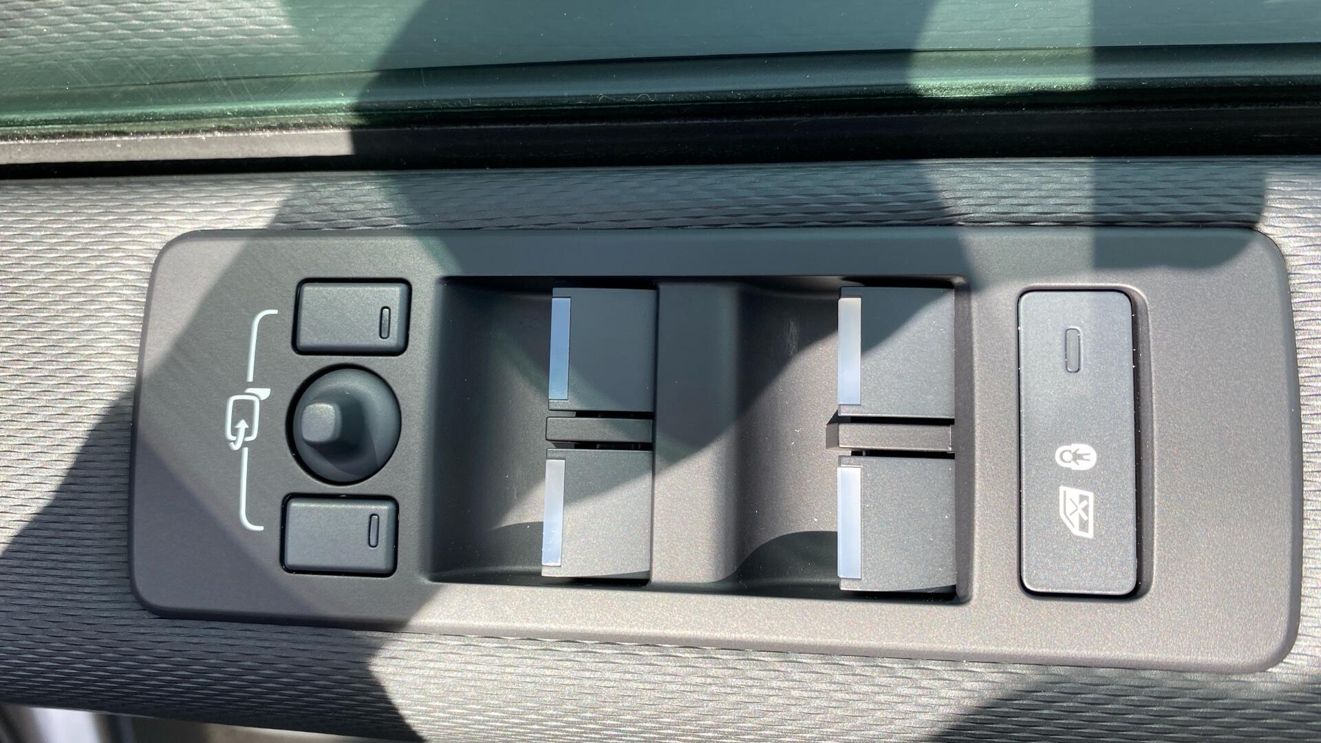 Land Rover Discovery view 28