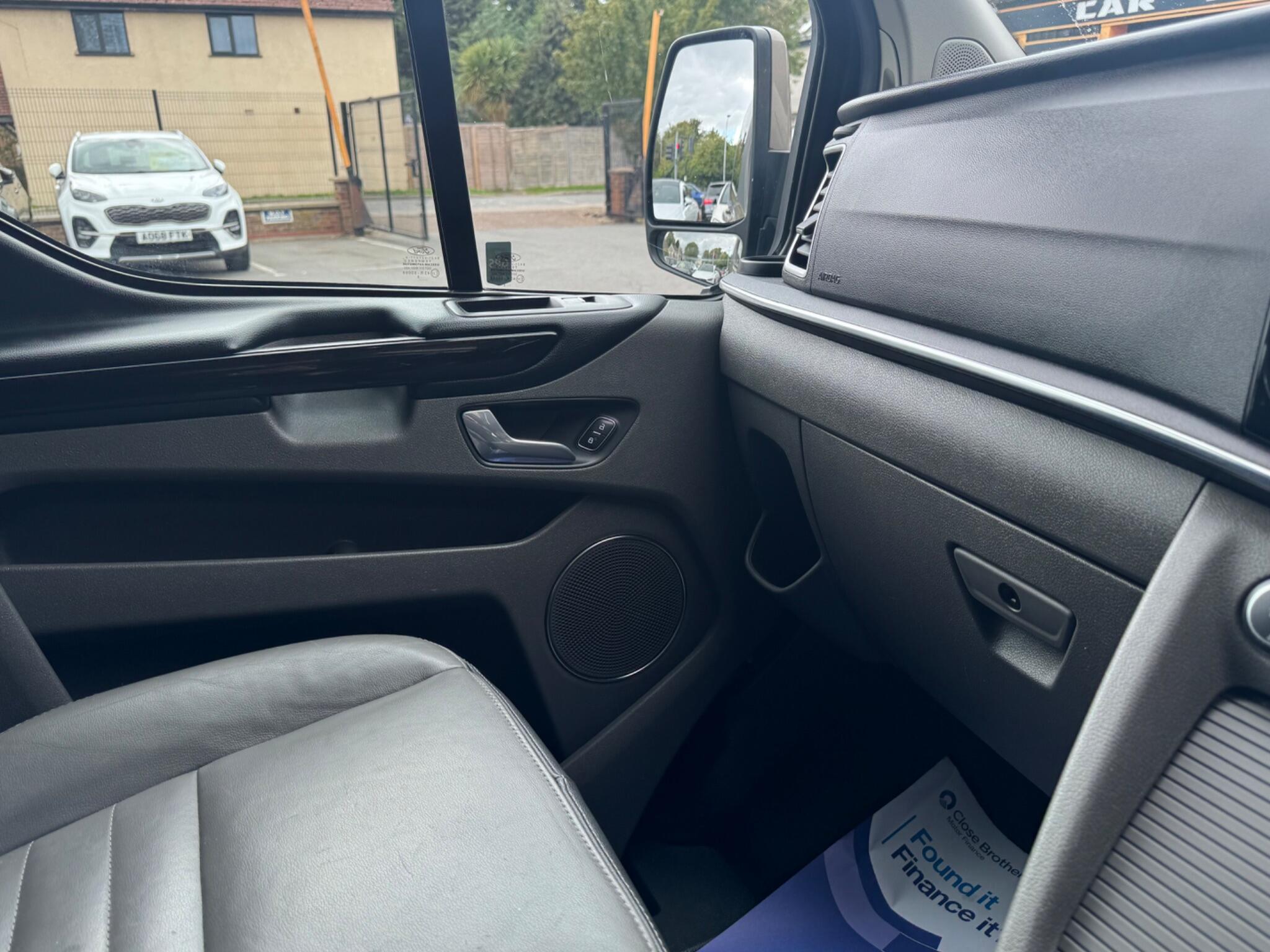 Ford Tourneo Custom view 36