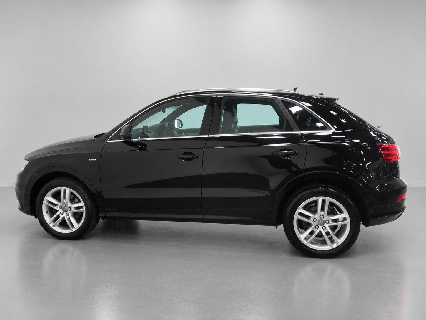 Audi Q3 view 10