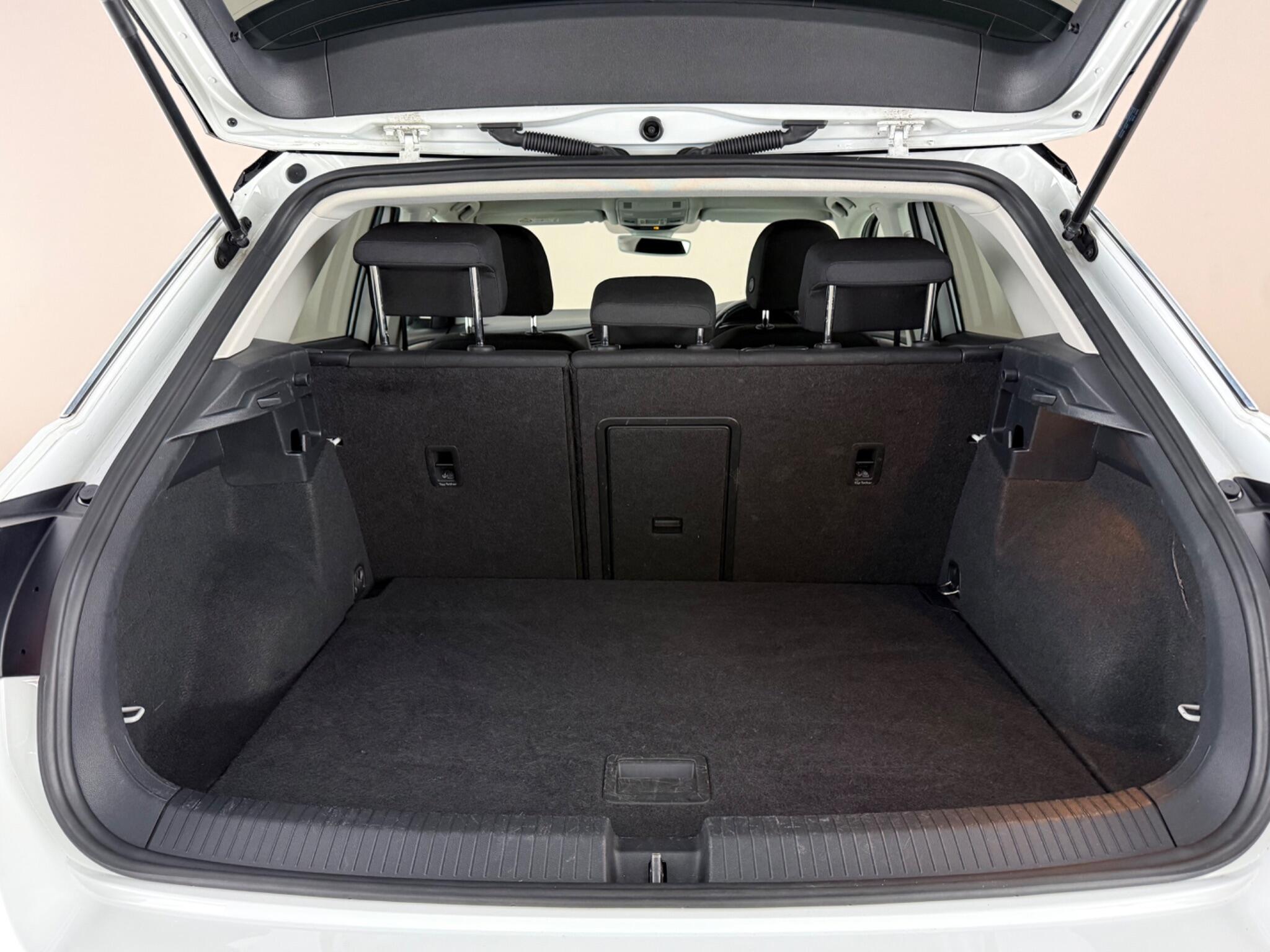 Volkswagen T-Roc view 9