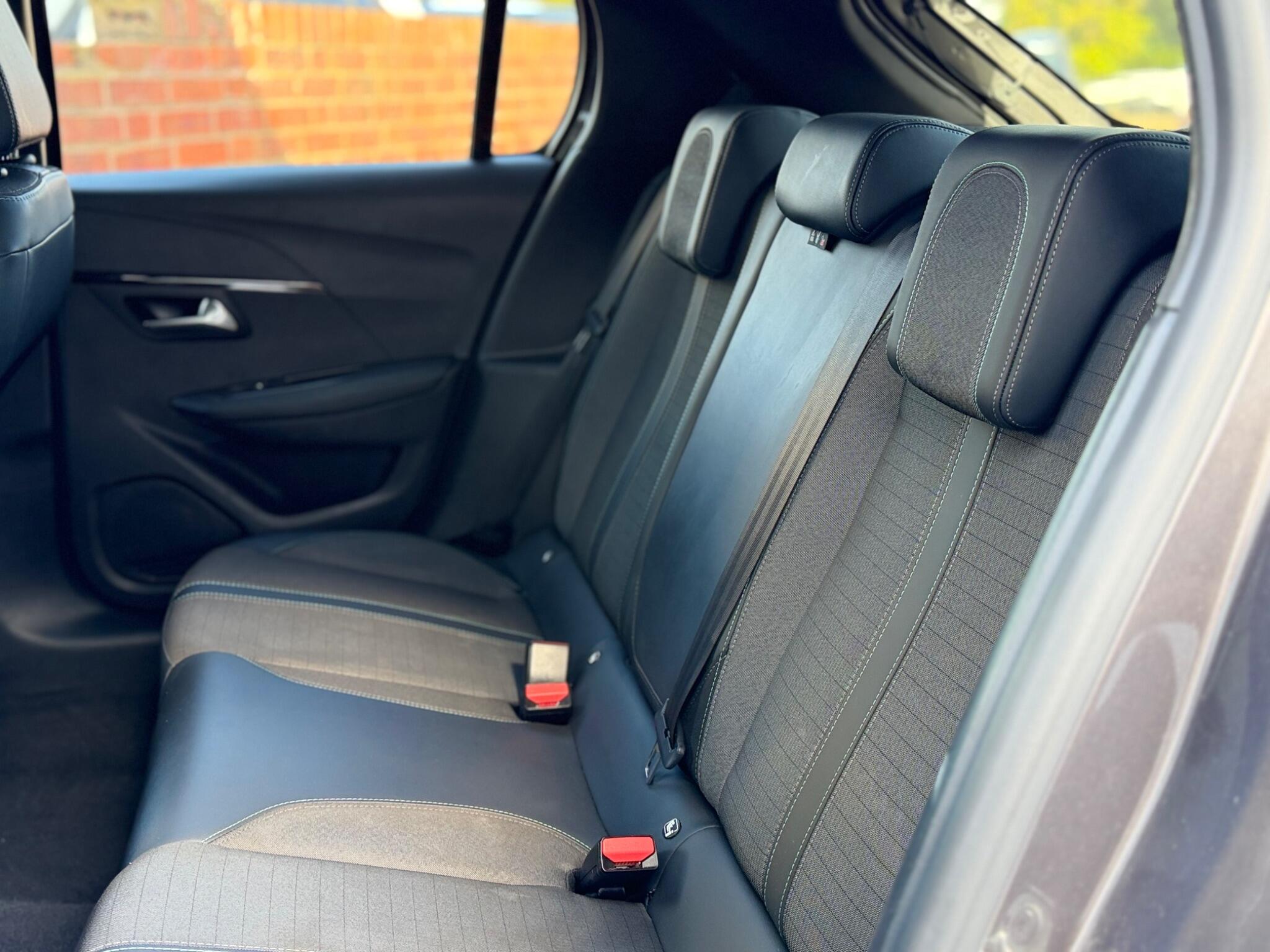 Peugeot 208 view 17
