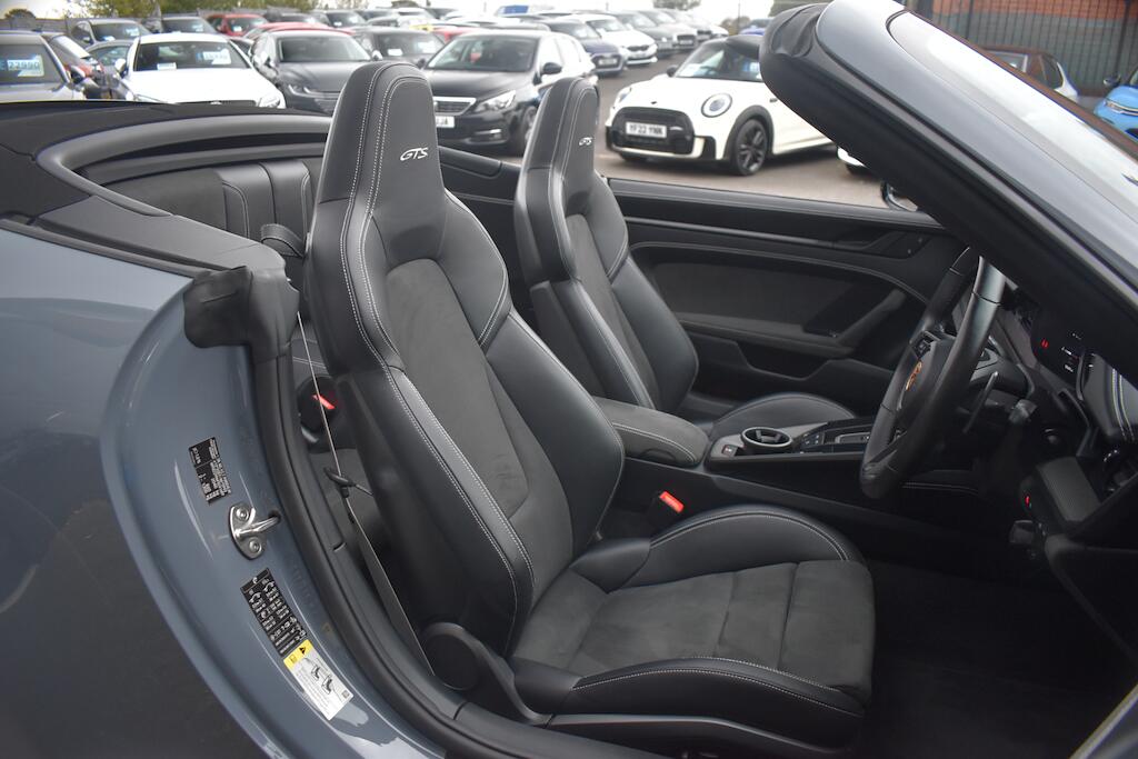 Porsche 911 view 8