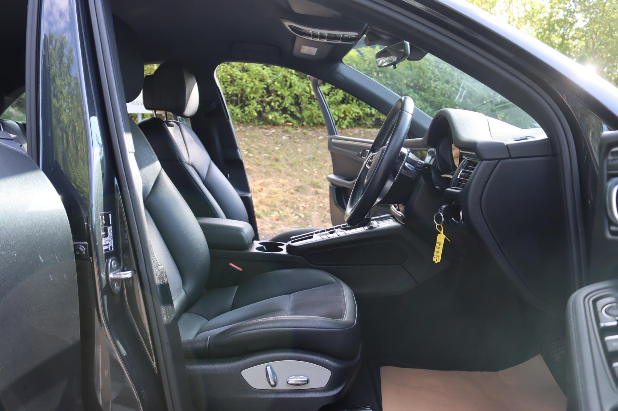Porsche Macan view 4