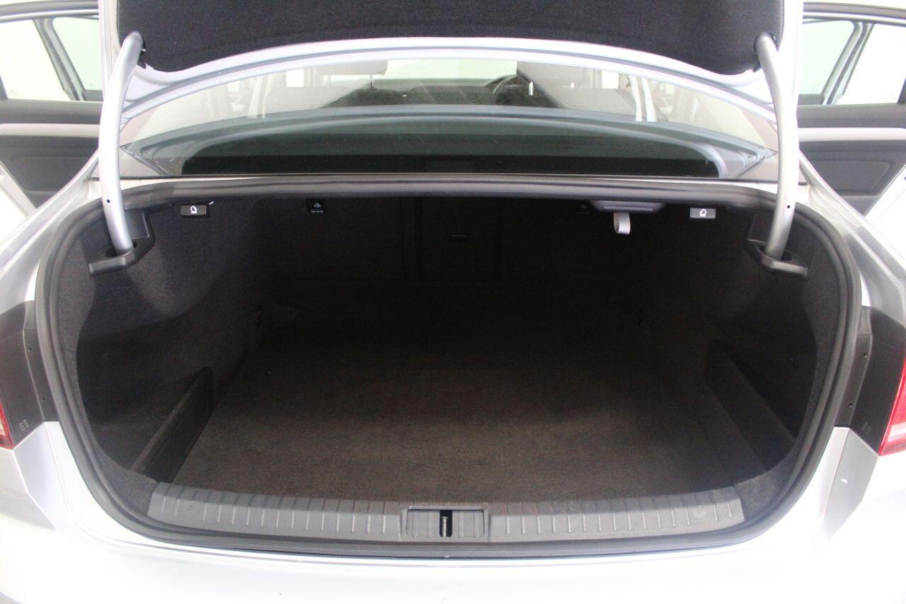 Volkswagen Passat view 24