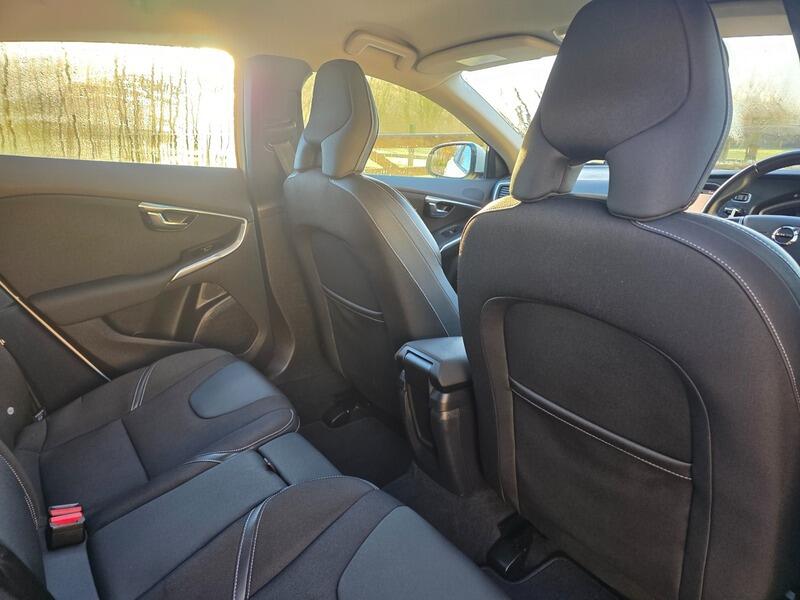2019 Volvo V40 2.0 T2 R-Design Edition Euro 6 (s/s) 5dr • 129,000 miles image 32