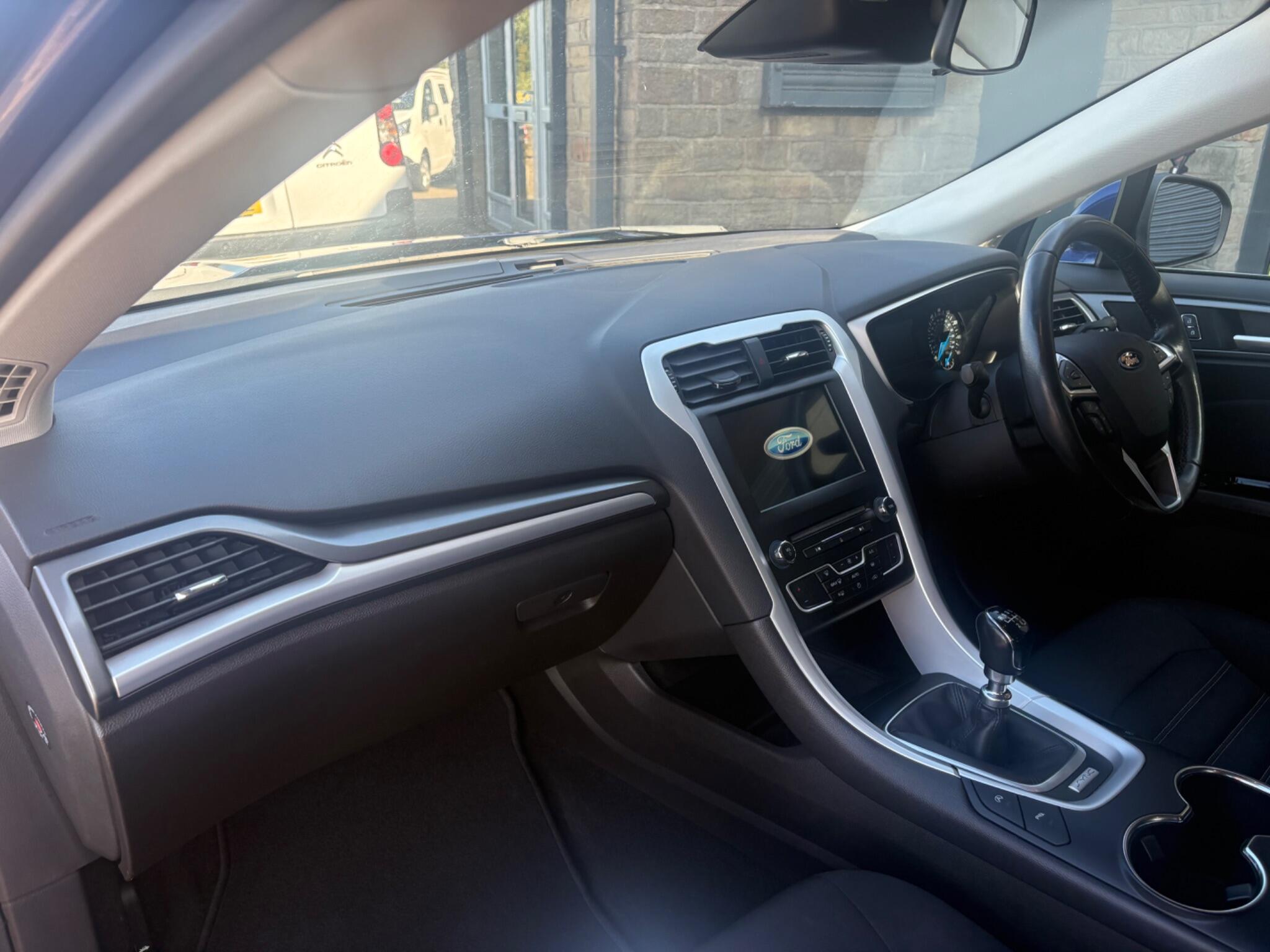 Ford Mondeo view 8