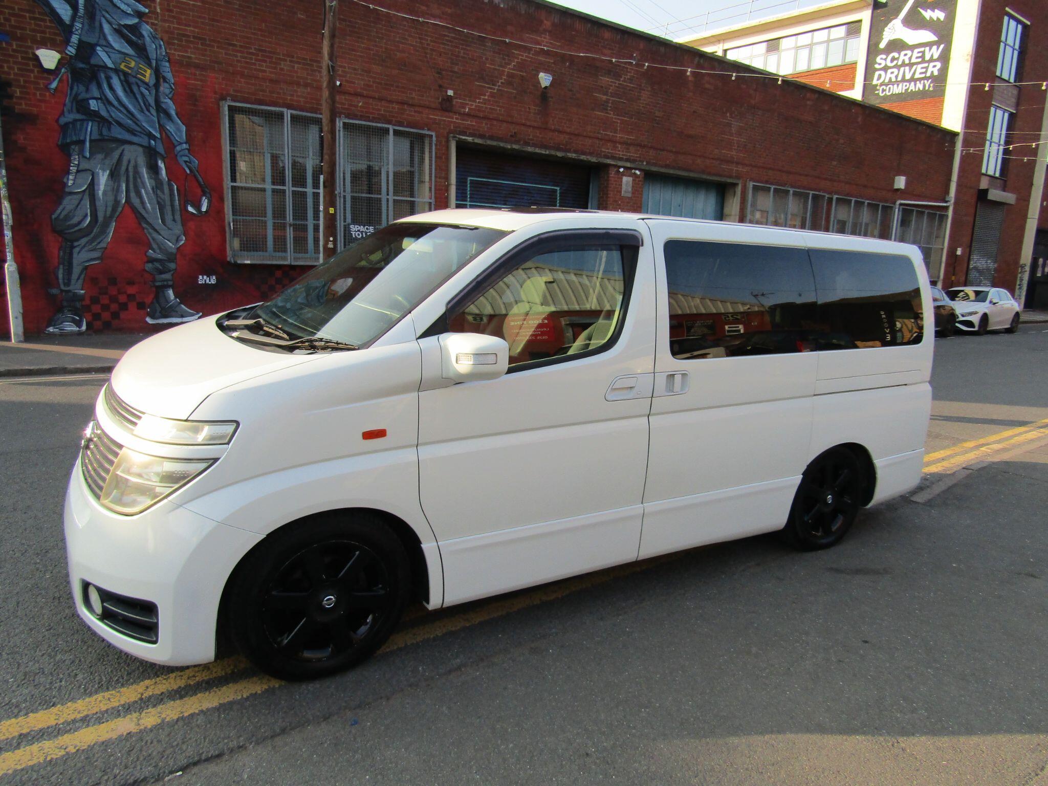 Nissan Elgrand view 3