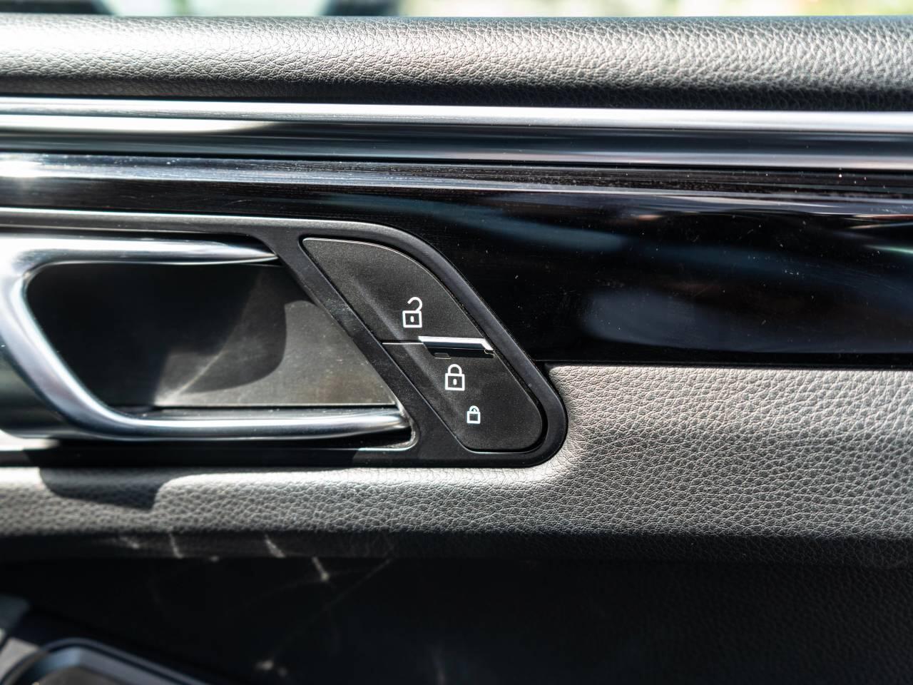 Porsche Macan view 25