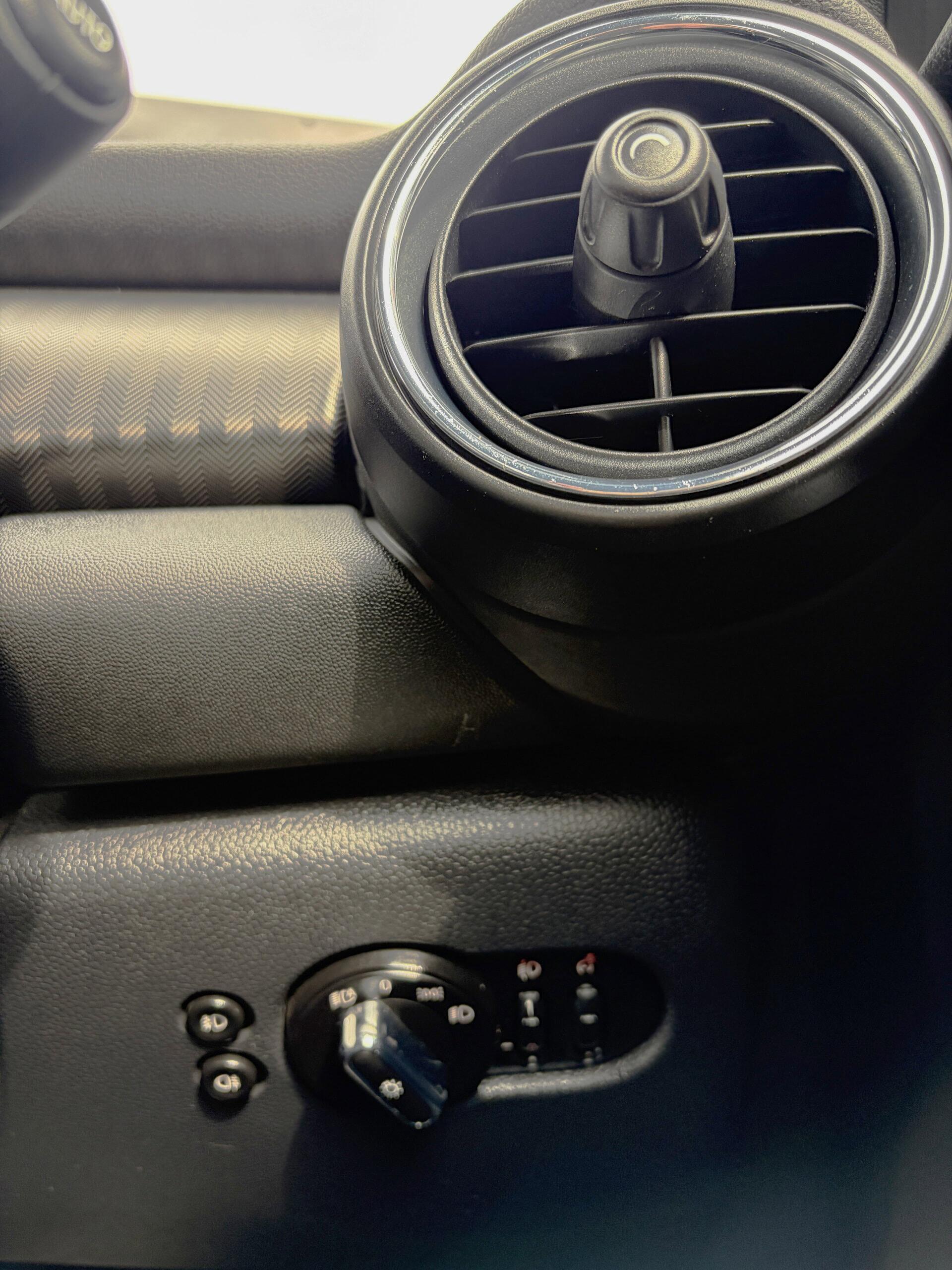 Mini Convertible view 39
