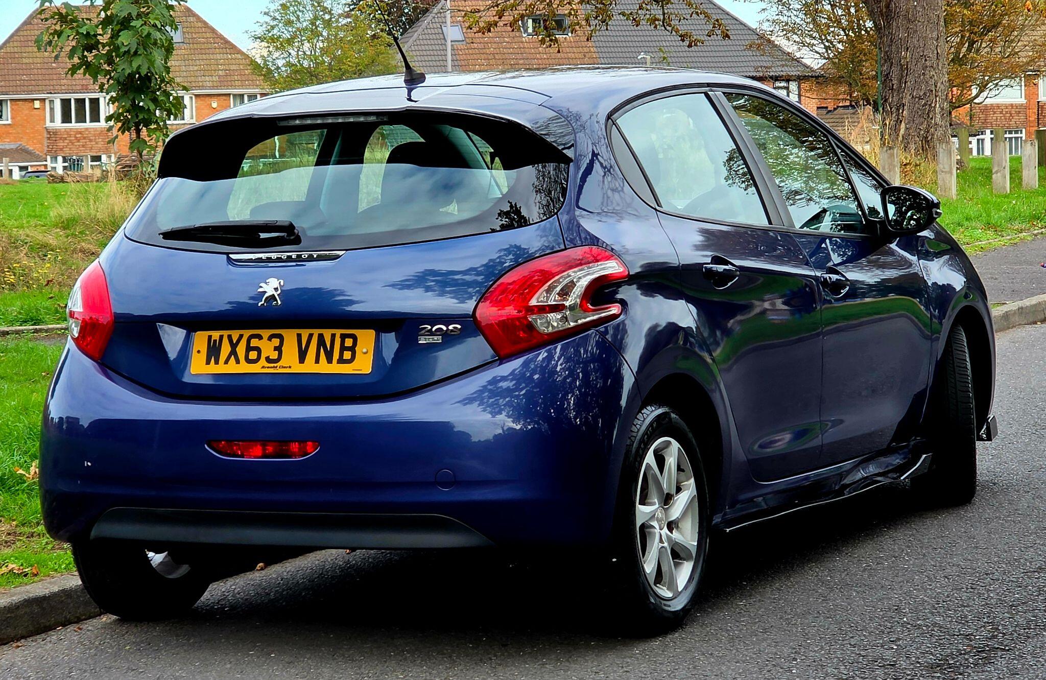 Peugeot 208 view 13