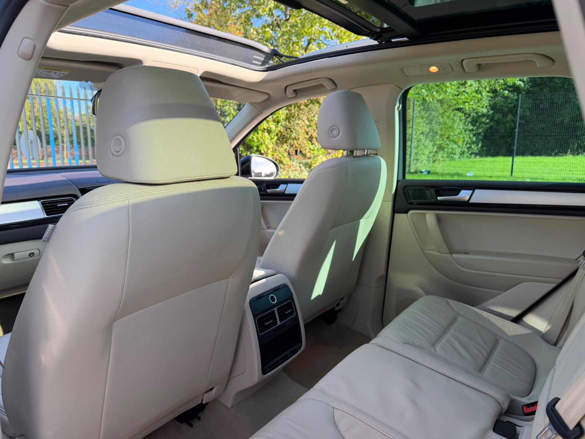 Volkswagen Touareg view 13