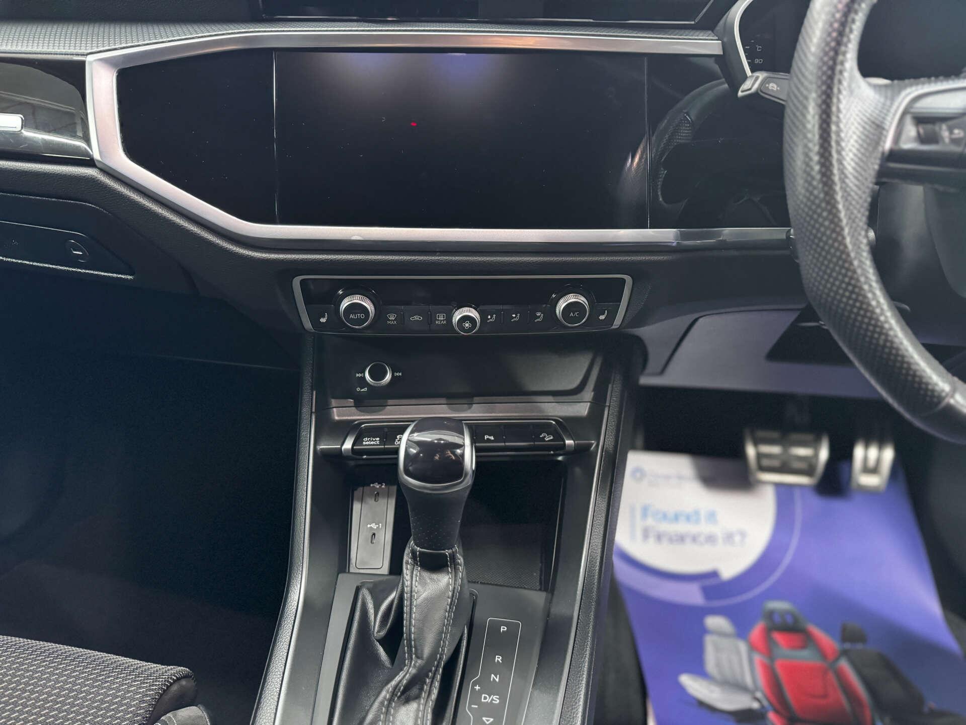 Audi Q3 view 43