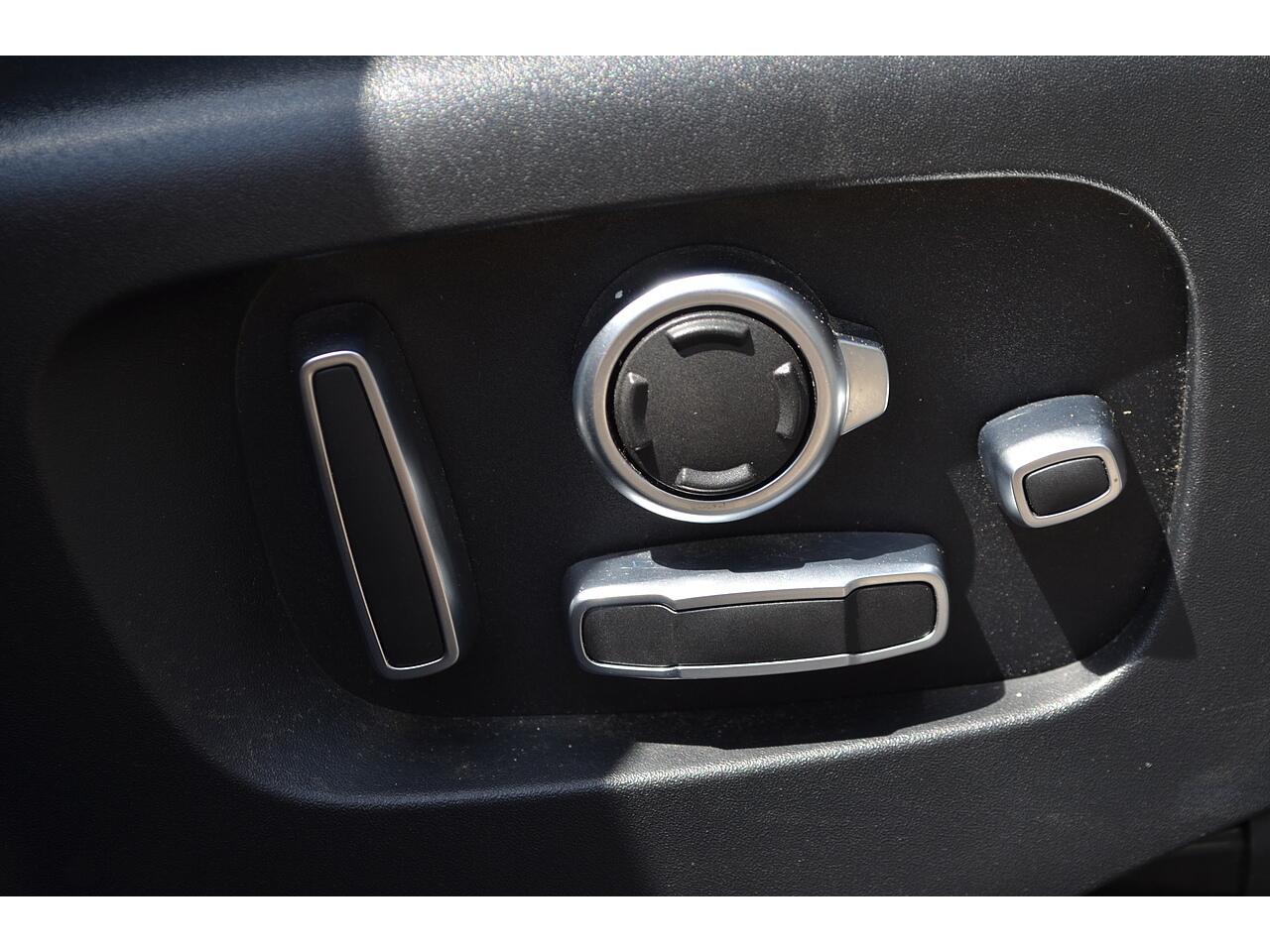 Land Rover Range Rover Velar view 32