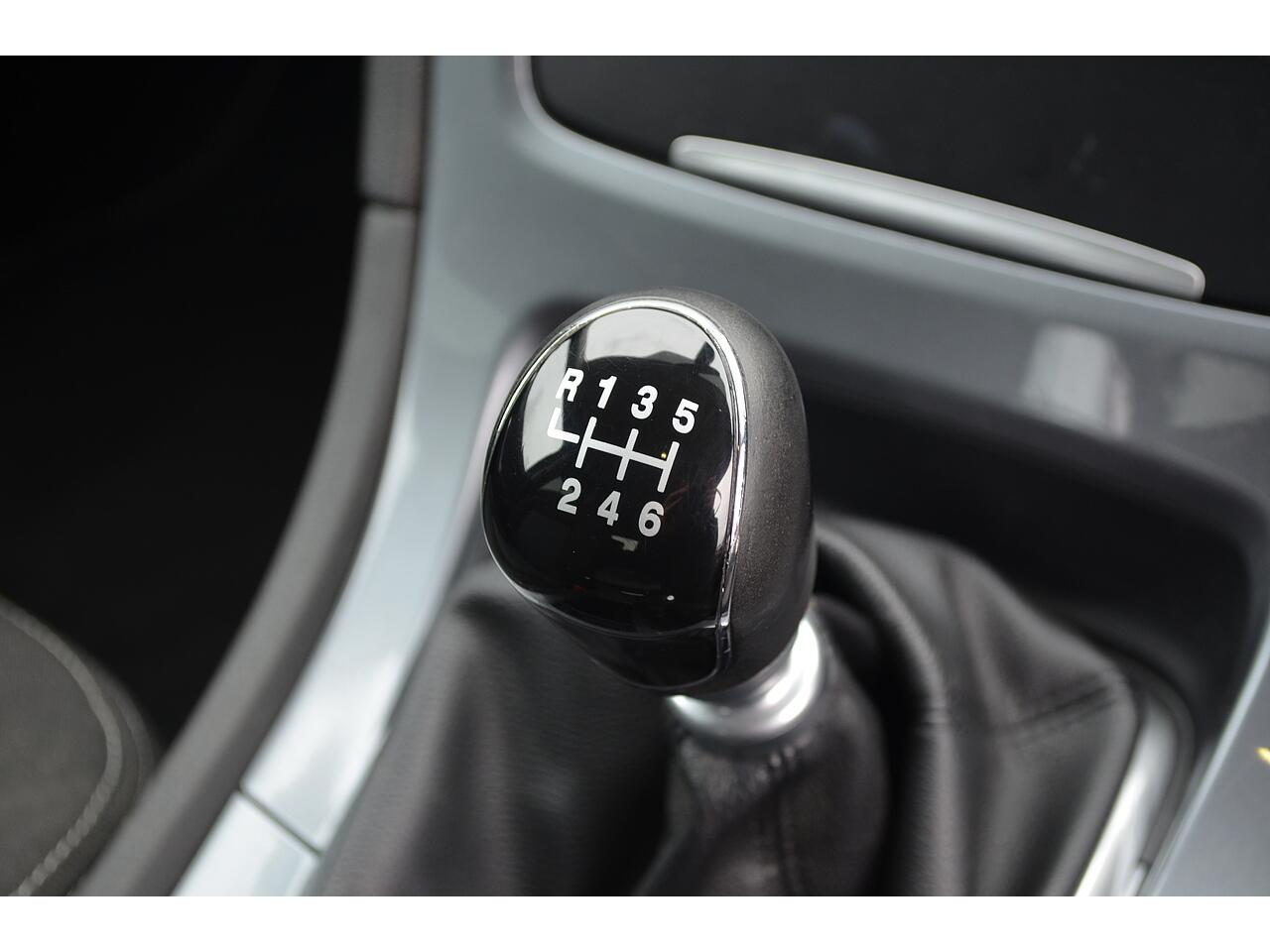 Ford Mondeo view 16