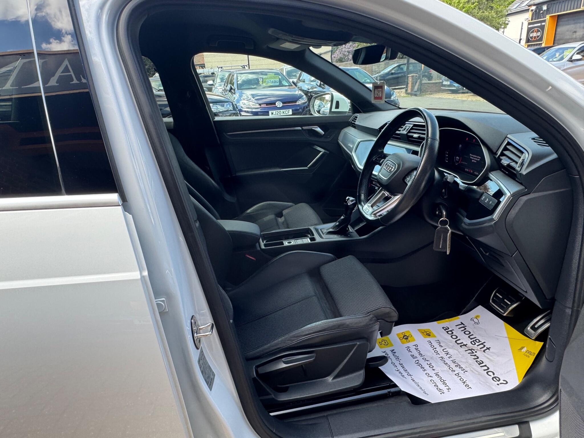 Audi Q3 view 13