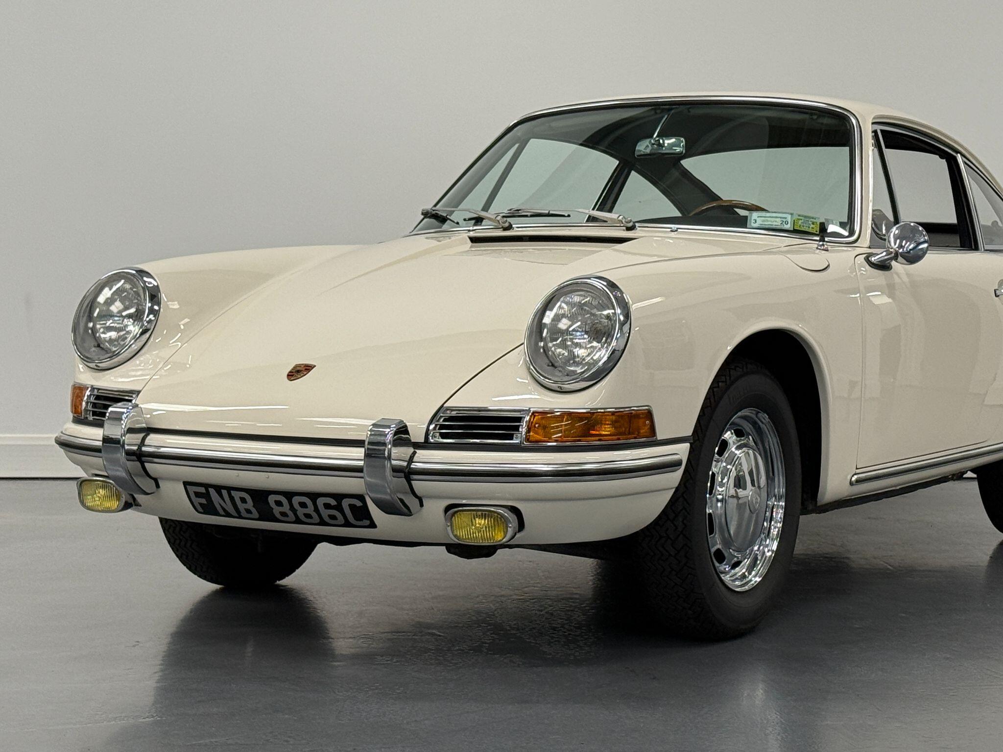 Porsche 911 view 7