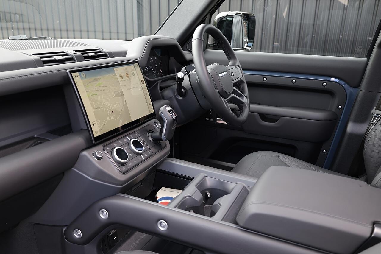Land Rover Defender 110 view 10