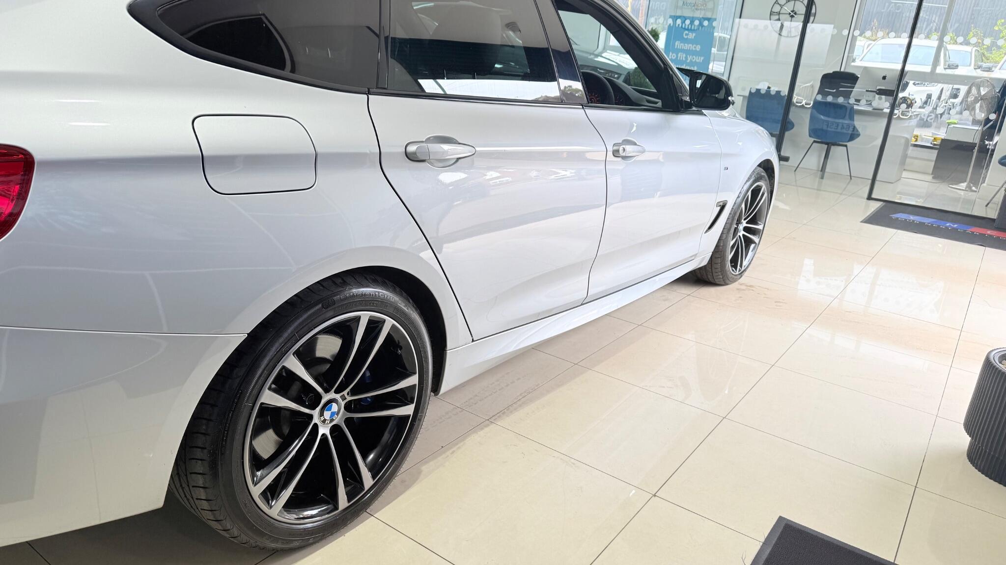 BMW 3 Series view 24