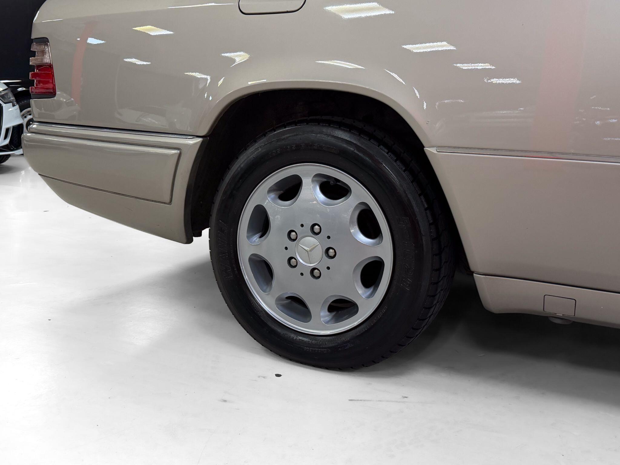 Mercedes-Benz E Class view 35