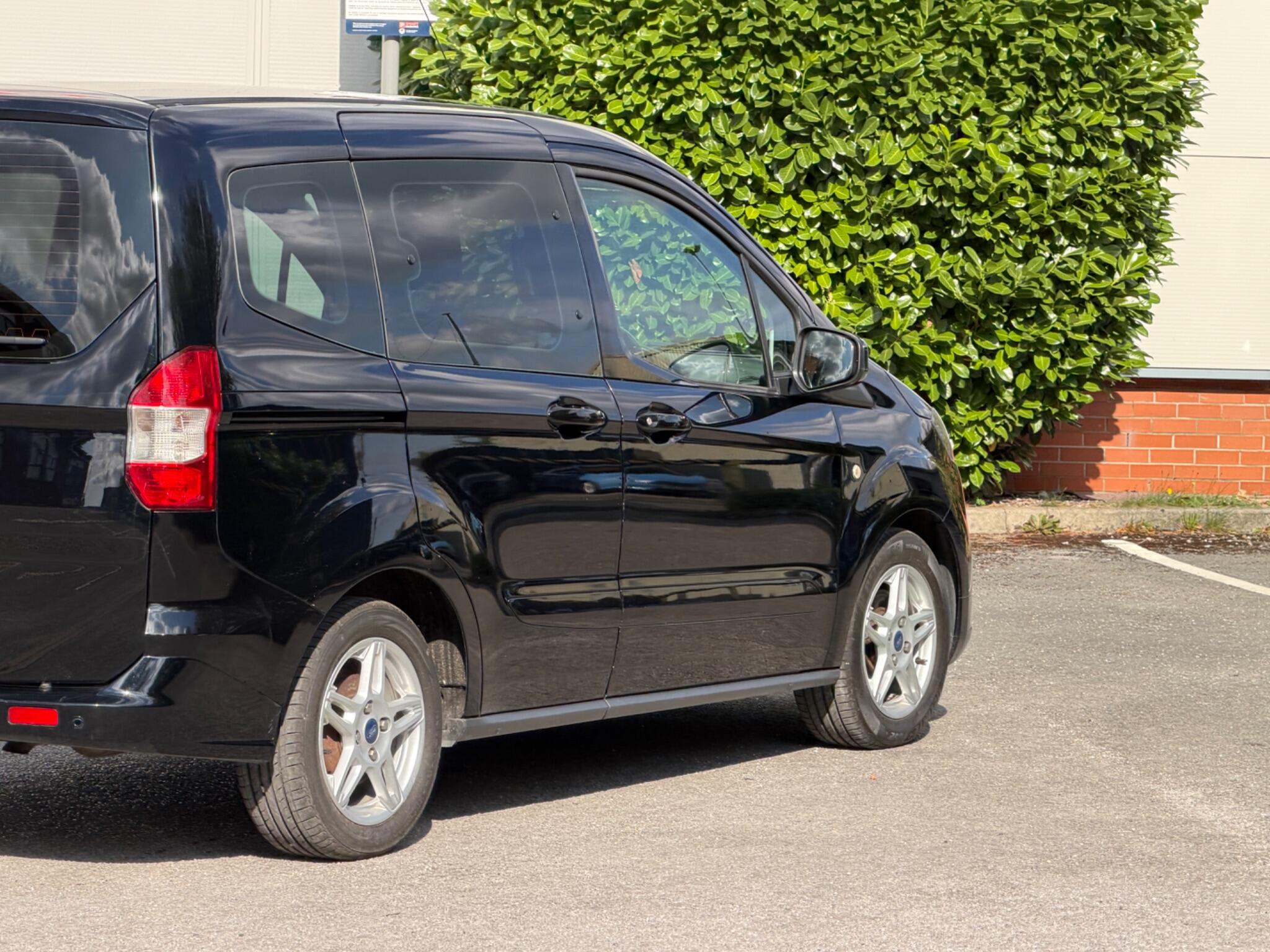 Ford Tourneo Courier view 38
