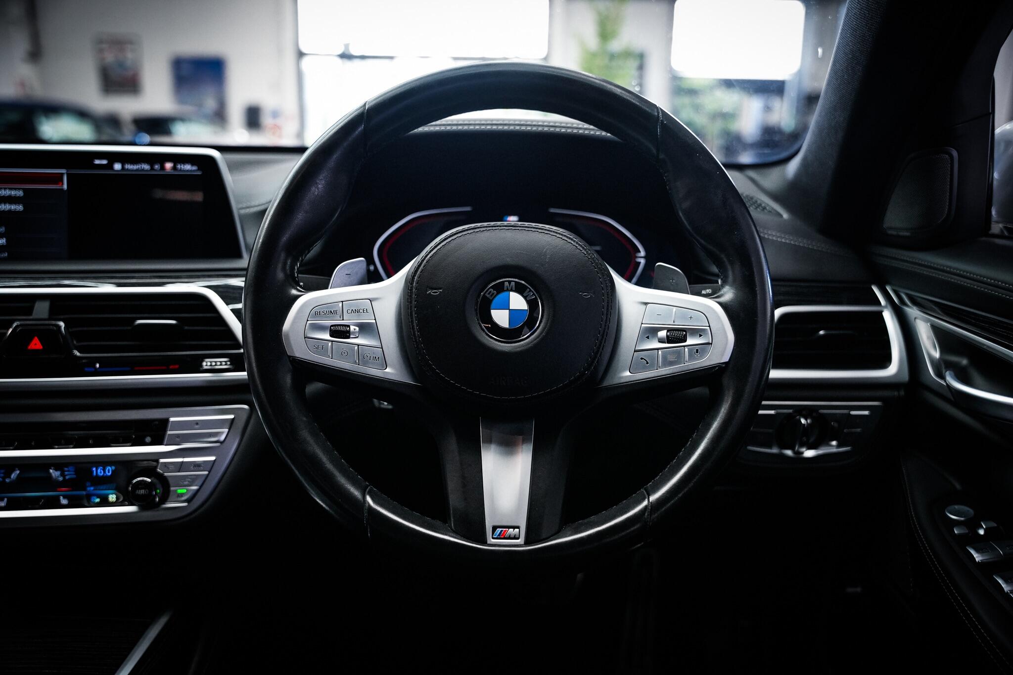 BMW 7 Series view 19